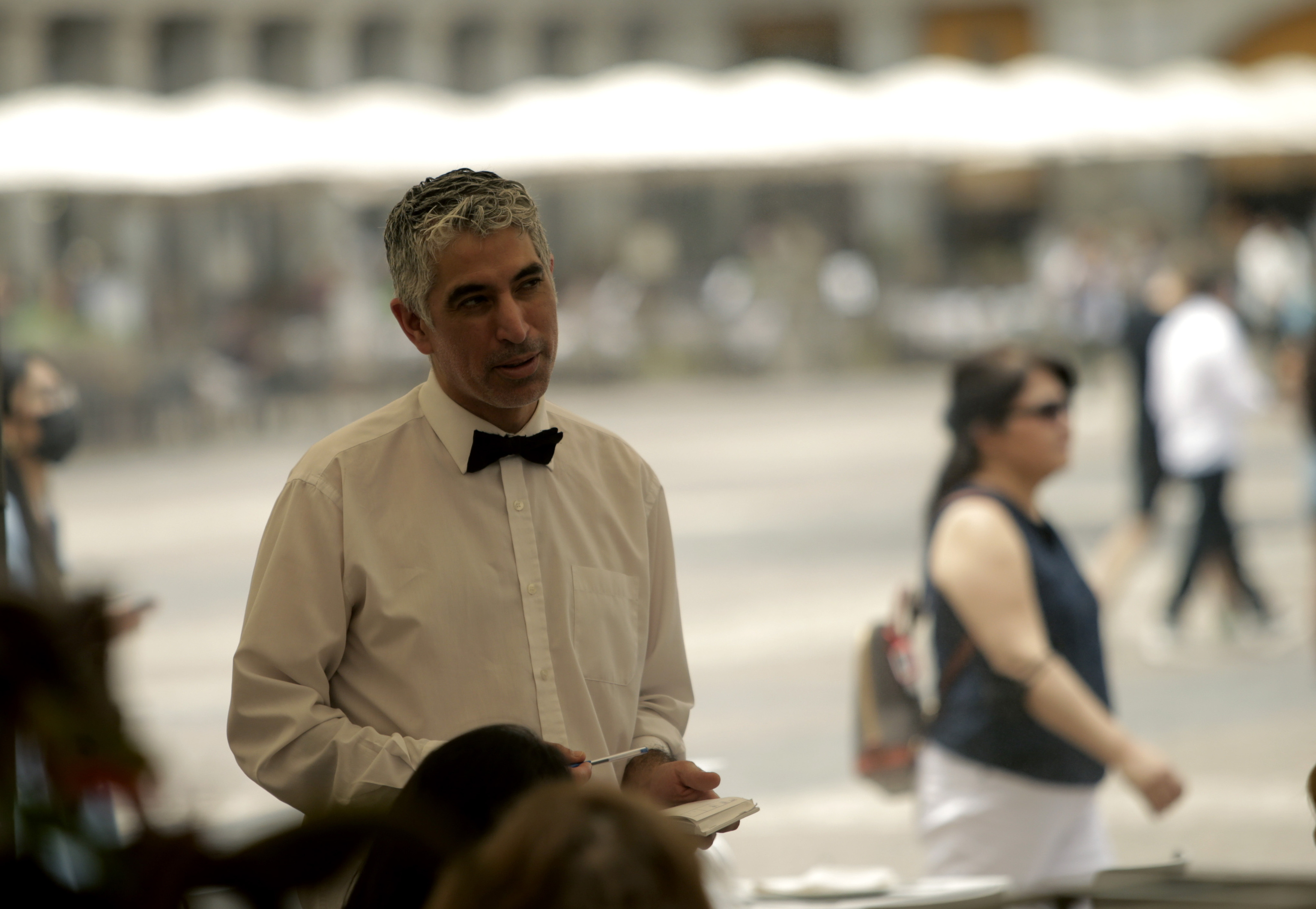 Un camarero en manga larga, en Madrid.