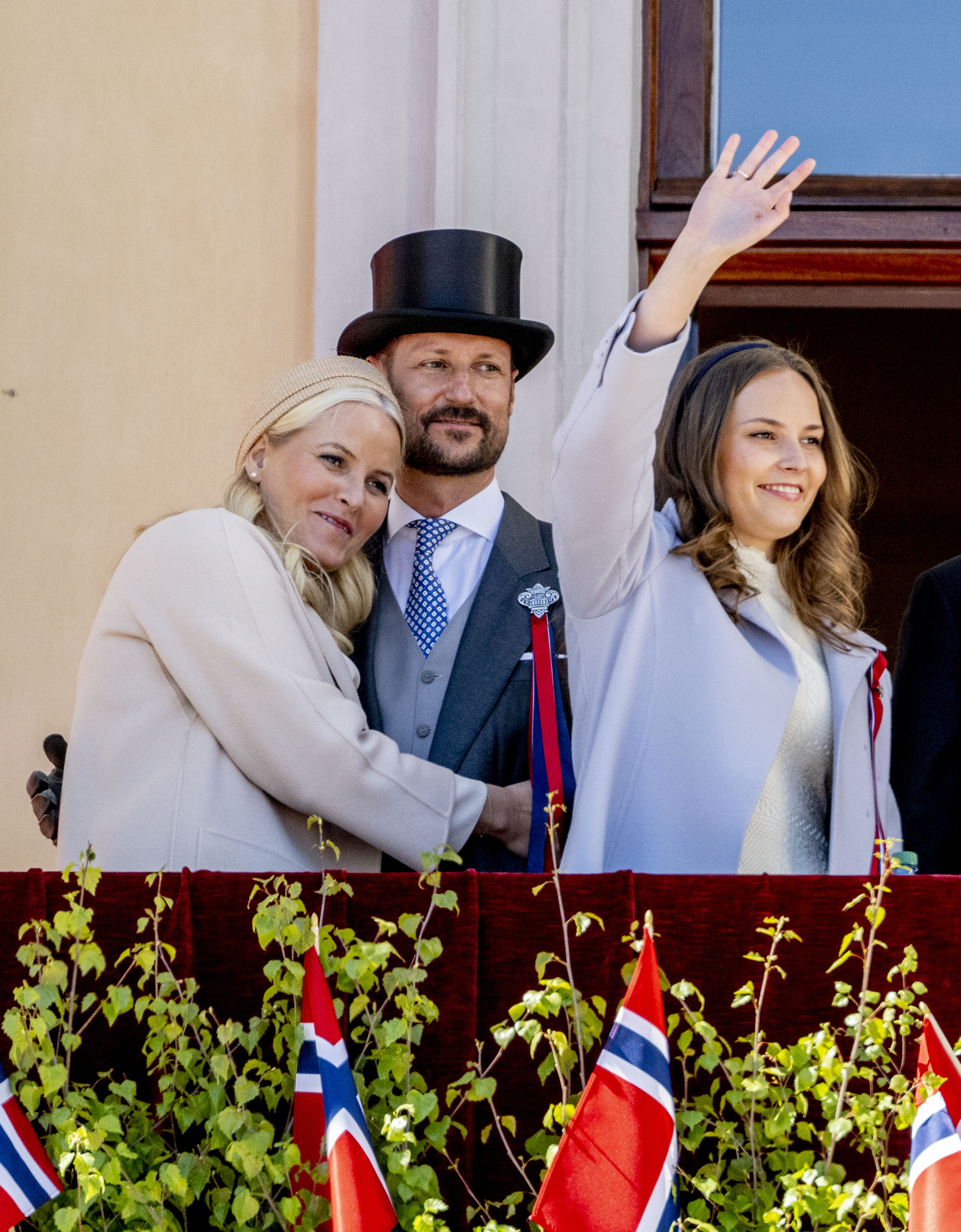 La imagen lo dice todo. Mette-Marit no pudo disimular el orgullo por su hija en el saludo que dirigieron a los noruegos durante el Día Nacional, el primero de Ingrid tras alcanzar la mayoría de edad.