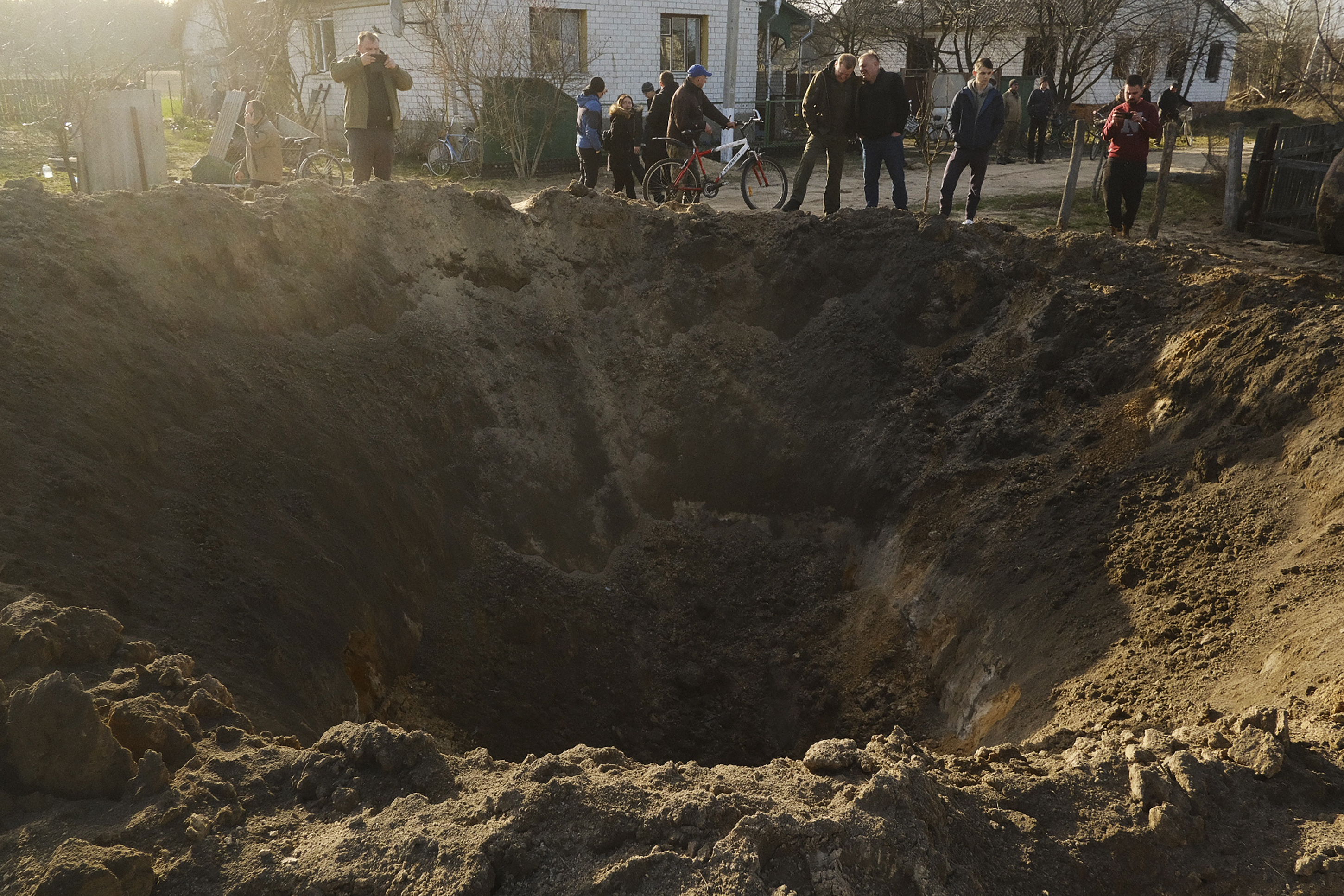 Cráter provocado por un ataque ruso en Chernígov, Ucrania.