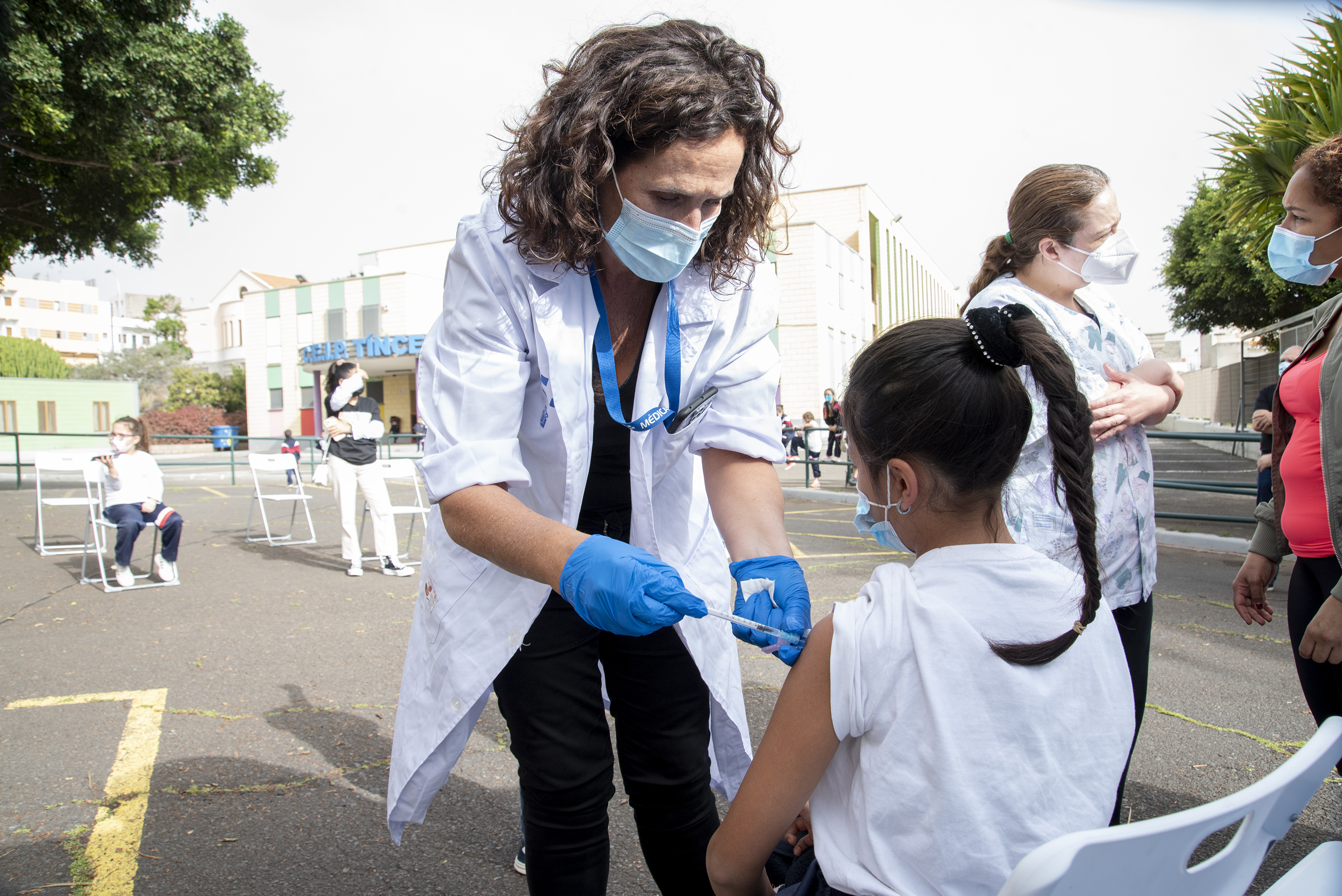 Una menor es vacunada el pasado mes de Febrero en Tenerife
