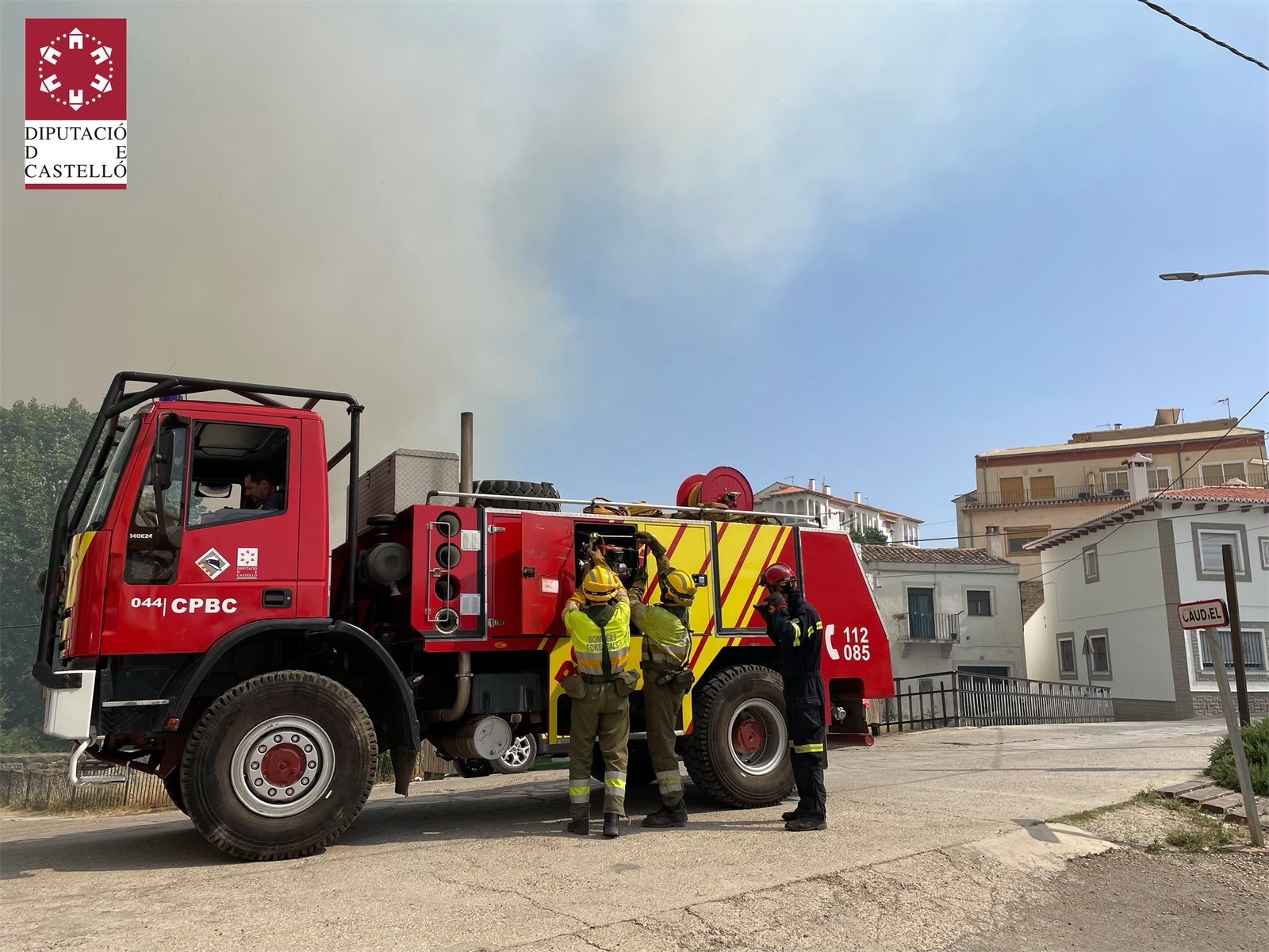 Los bomberos trabajan en la proteccin de las casas de Caudiel.