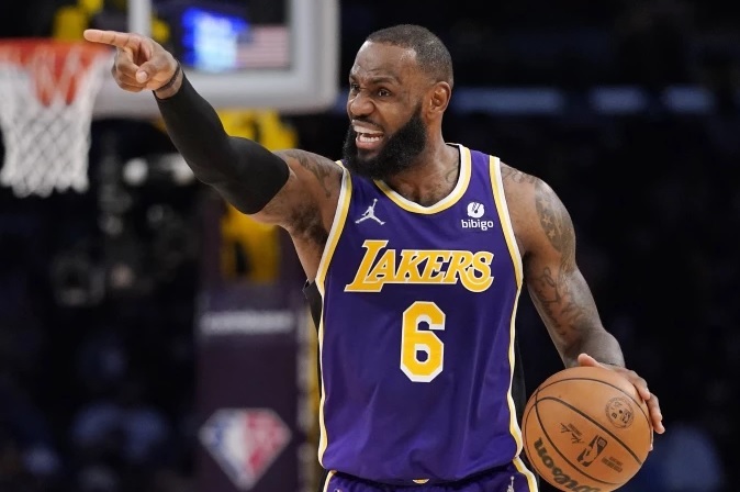 James ordena una jugada de los Lakers.