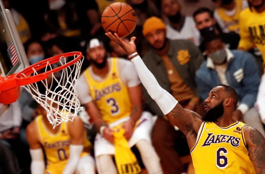 Bandeja de Lebron durante un partido de los Lakers.