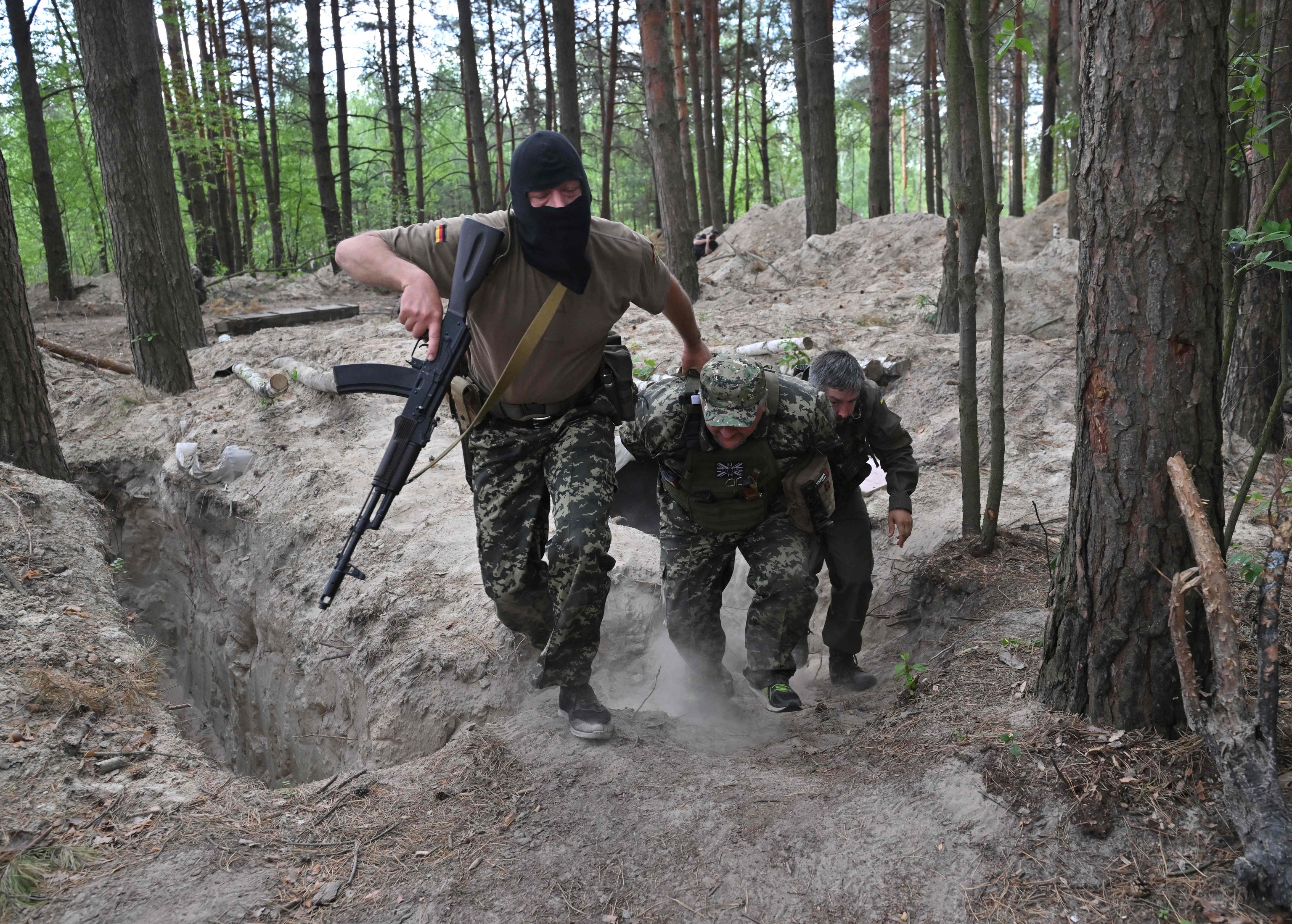 Civiles de Ucrania se entrenan en una zona antes ocupada por Rusia