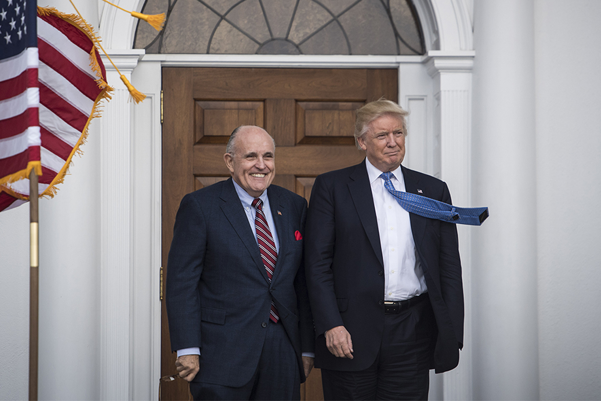 Rudy Giuliani, exalcalde de Nueva York, junto al expresidente de EEUU, Donald Trump, a quien asesor.