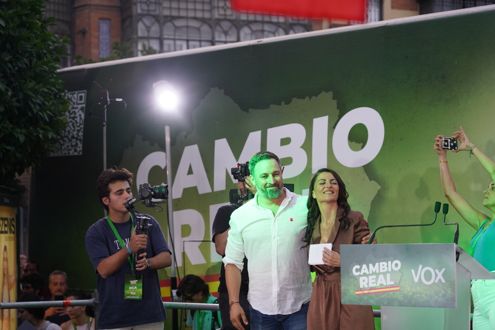 La candidata de Vox, Macarena Olona, con el lder del partido, Santiago Abascal, en la Plaza del Altozano de Sevilla.