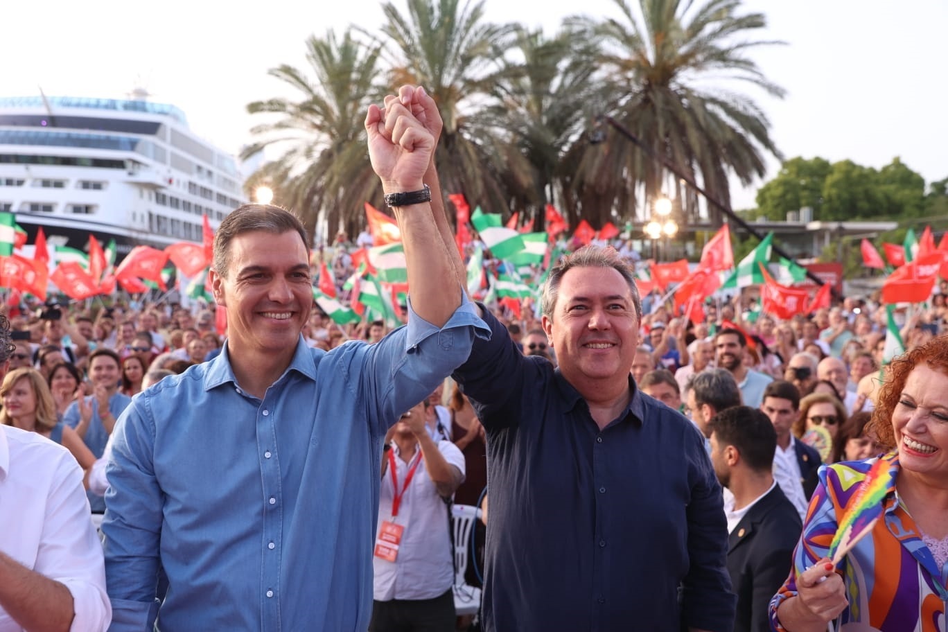 El presidente del Gobierno, Pedro Snchez, saluda junto al candidato del PSOE, Juan Espadas, en el acto de cierre de campaa en Sevilla.