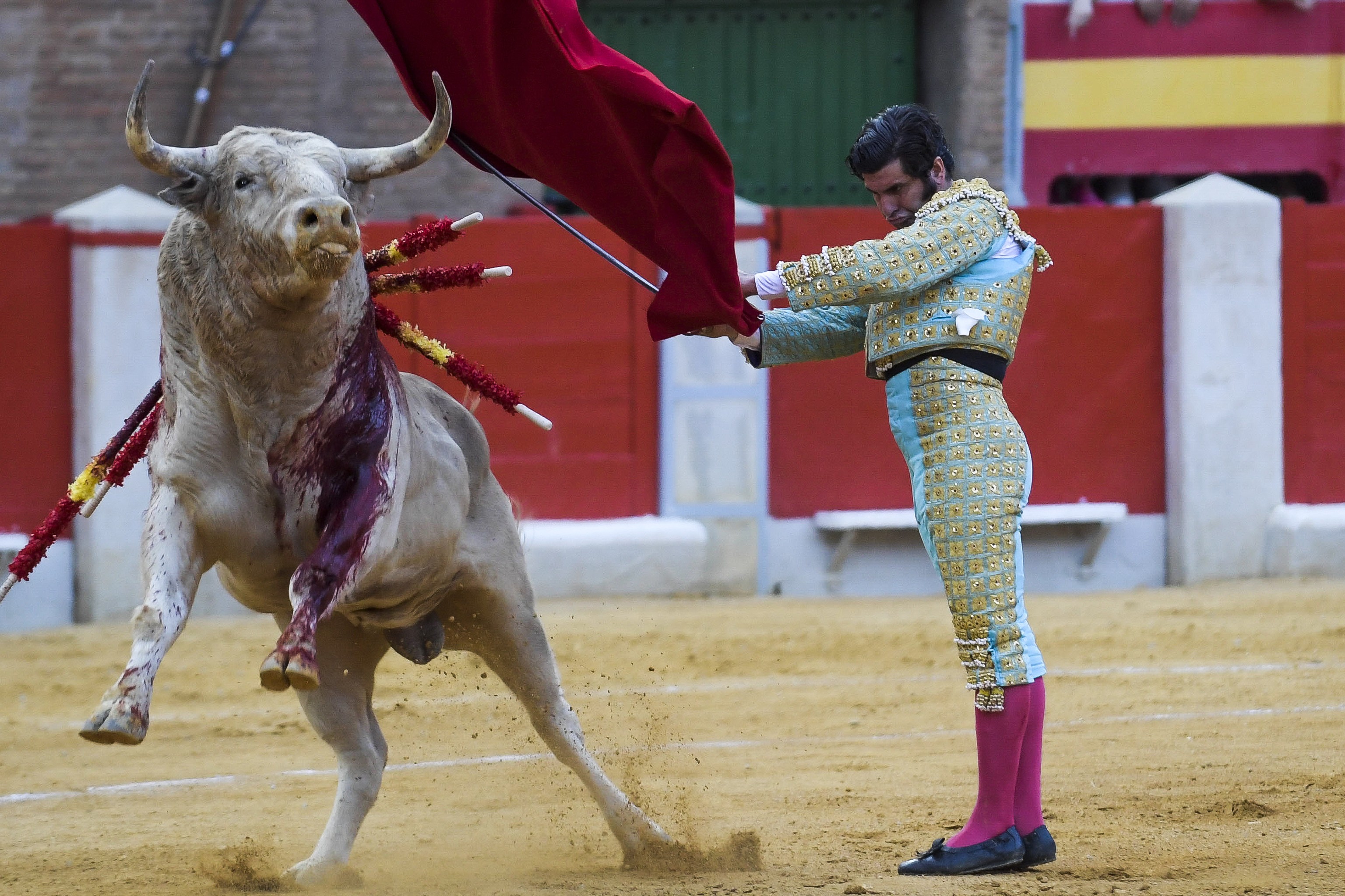Morante y El Fandi salen a hombros con sosos juampedros en Granada