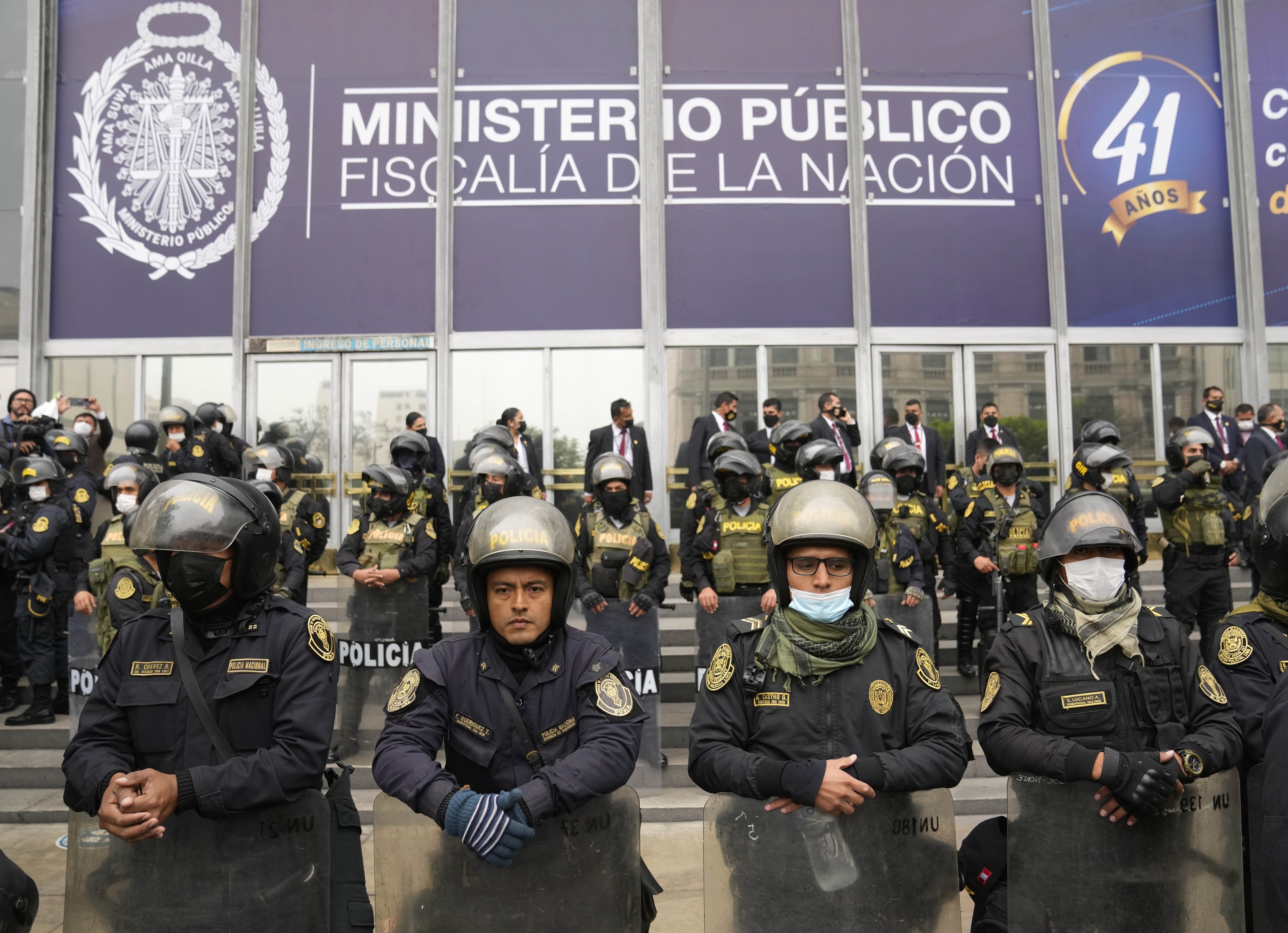 Policías en la entrada de la Fiscalía, este viernes., mientras declaraba Castillo.