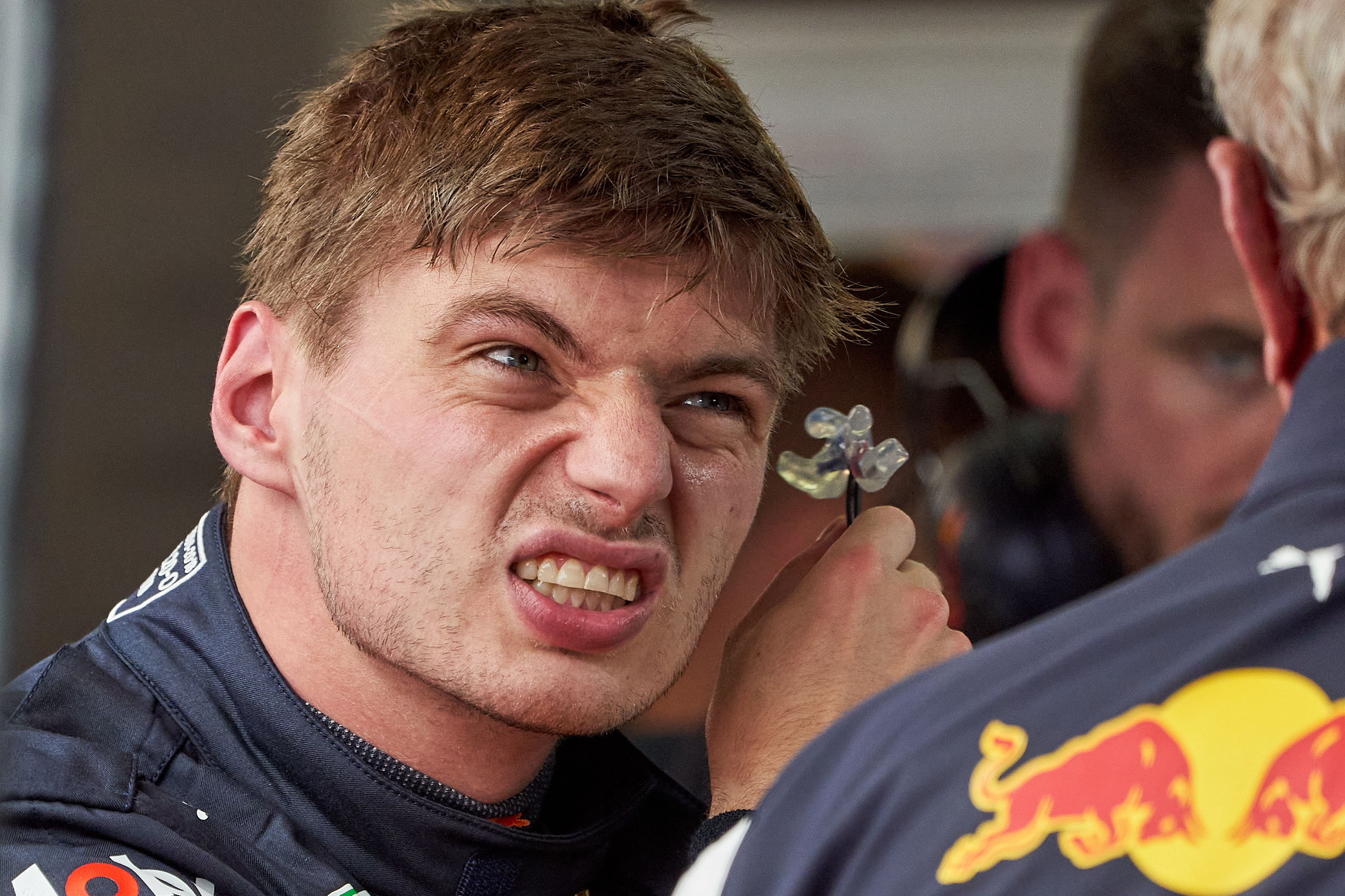 Max Verstappen en el box de Red Bull.