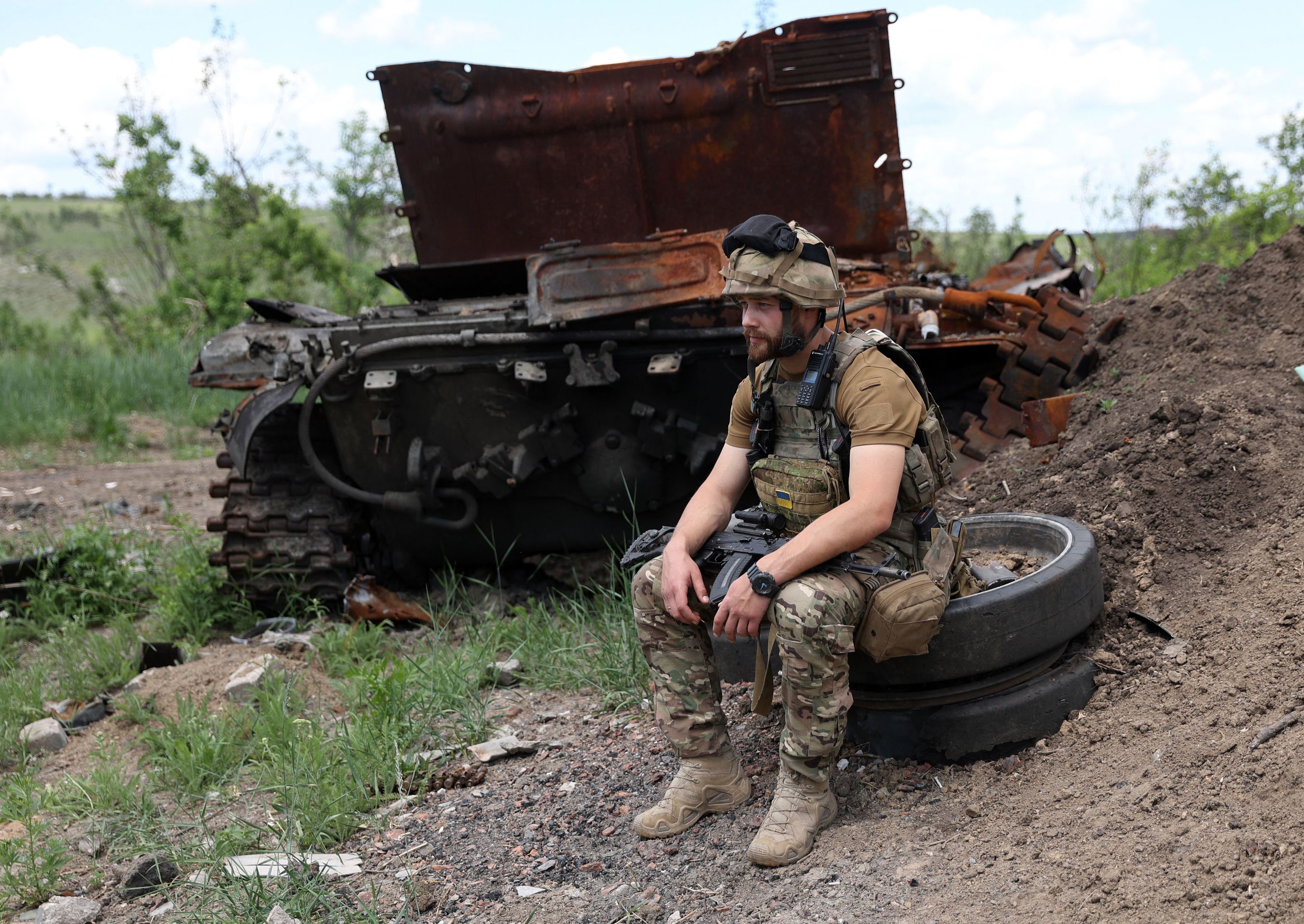 Soldado ucraniano junto a un tanque ruso destruido en Bilogorivka.