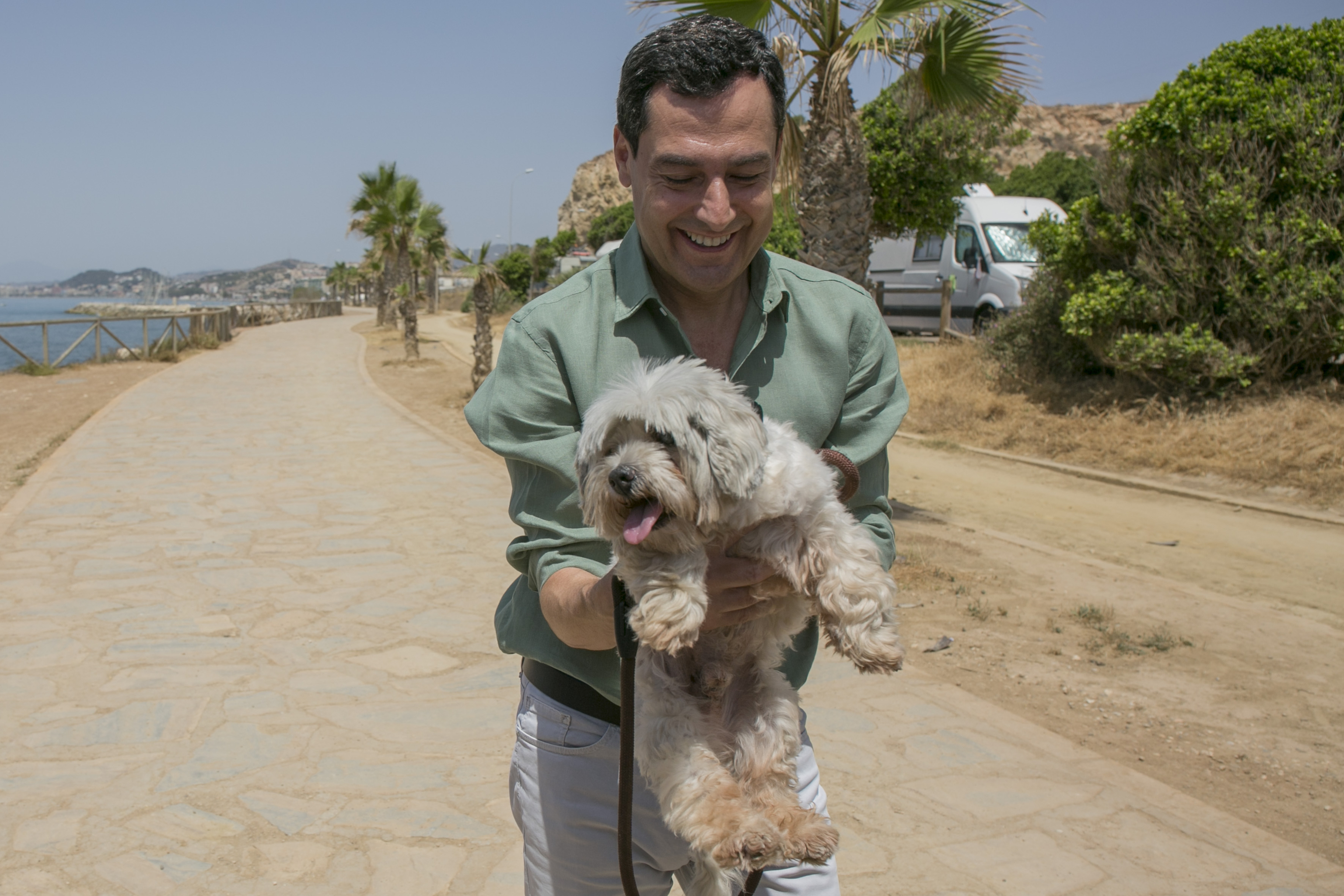 El candidato del PP, Juanma Moreno, ayer con su perro en la jornada de reflexión.