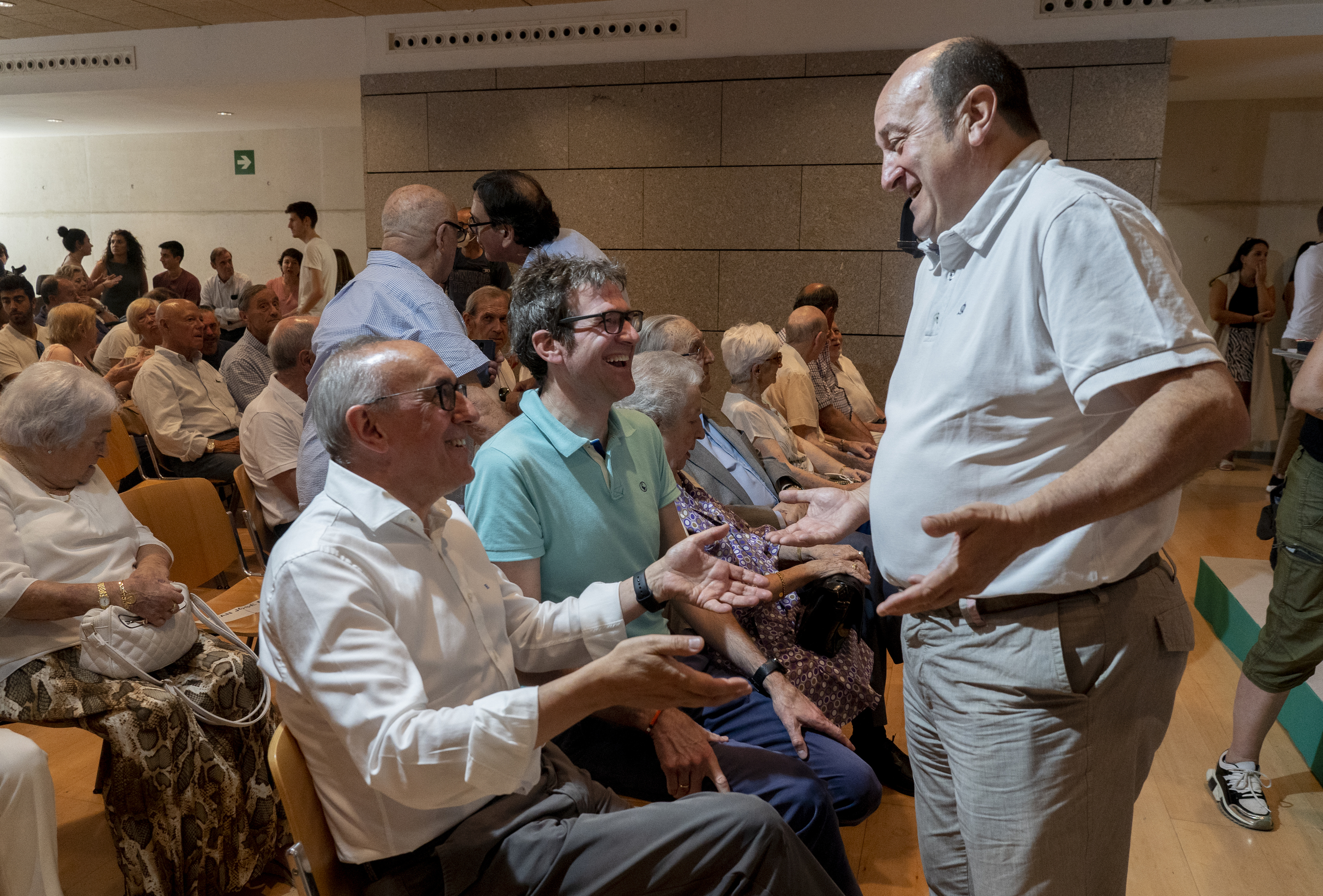 El presidente del PNV Andoni Ortuzar saluda a Ramiro Gonzlez y a Gorka Urtaran en un acto con militantes veteranos celebrado en el museo Artium de Vitoria.