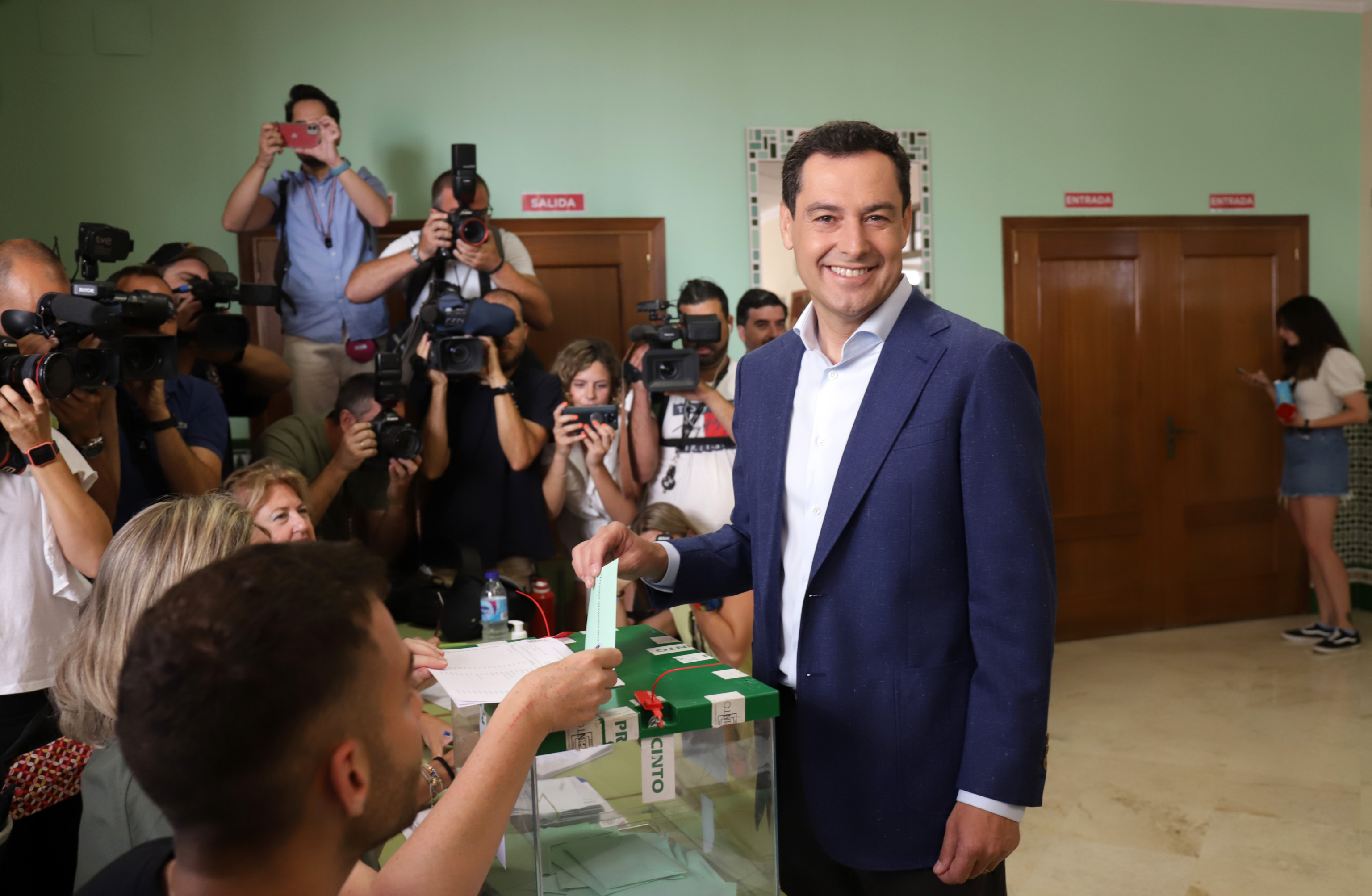 El candidato del PP, Juanma Moreno, votando en Málaga.