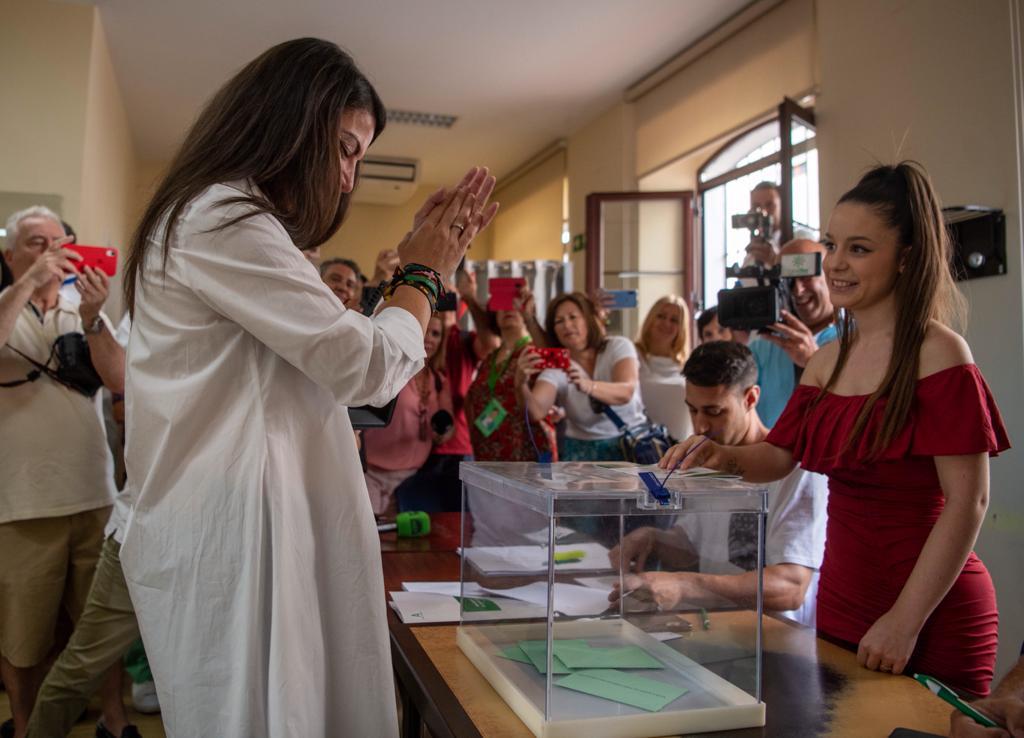La candidata de Vox, Macarena Olona, en su colegio electoral de Salobreña (Granada).