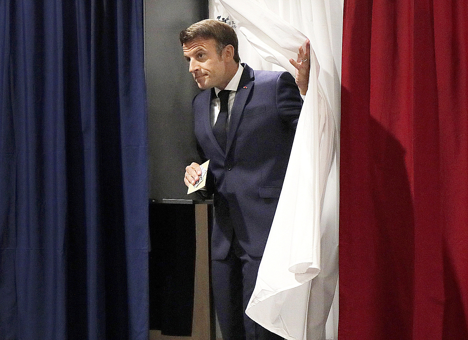 El presidente, Emmanuel Macron, ayer en la segunda votación de las elecciones legislativas