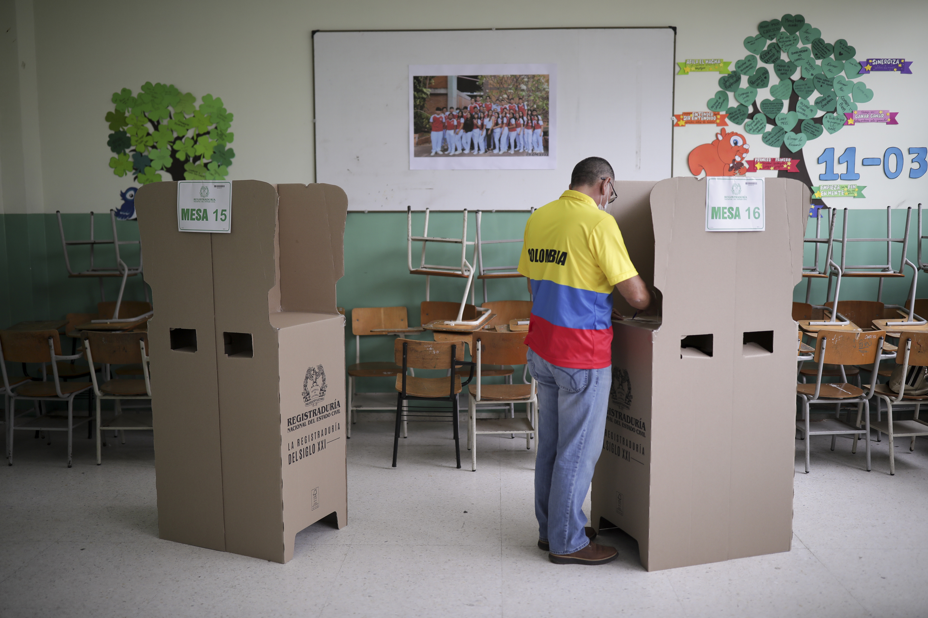 Un votante acude a votar en Bucaramanga con una camisa con la bandera de Colombia.