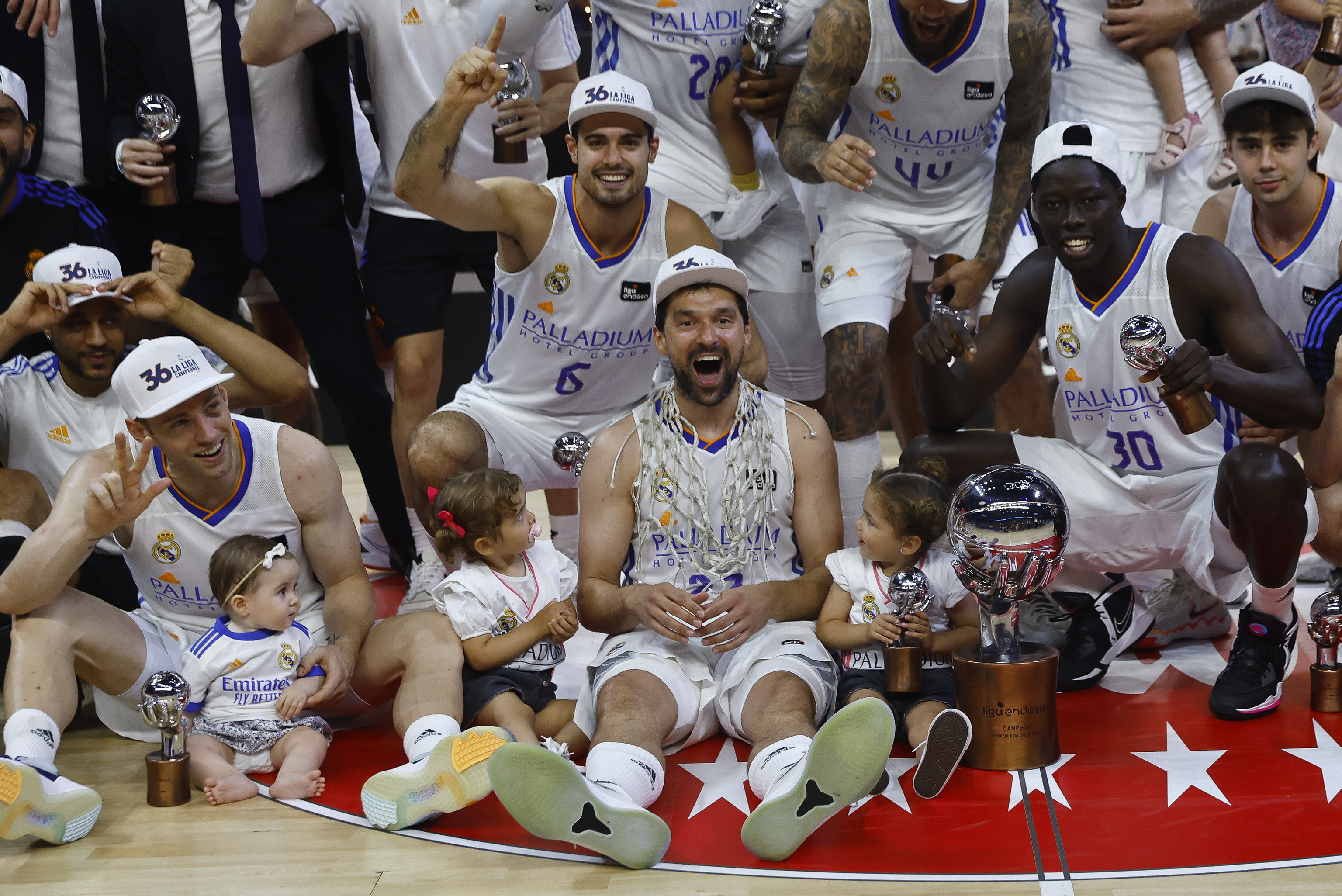 Los jugadores del Madrid, con el trofeo de la ACB.