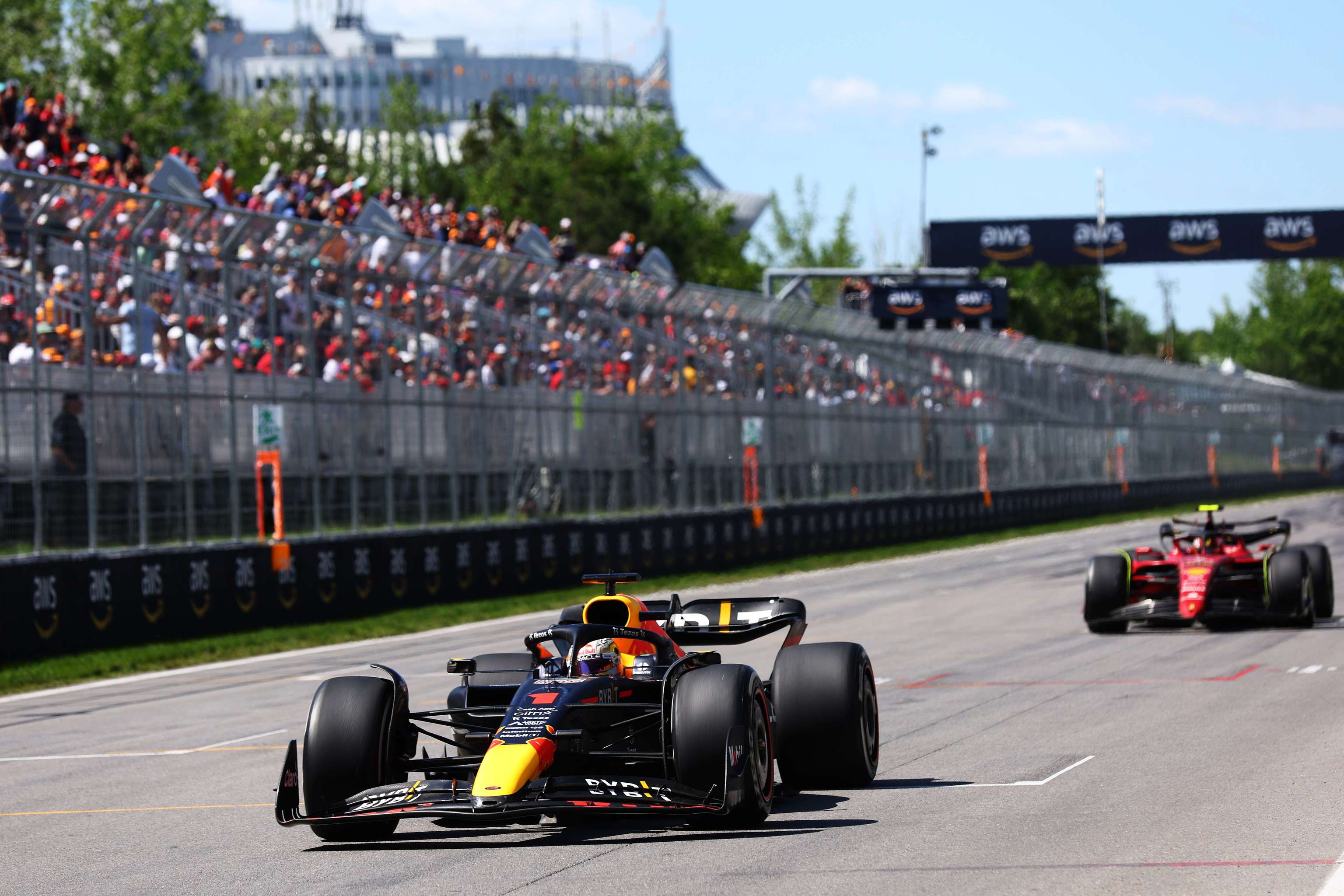 Verstappen, por delante de Sainz, durante el tramo final del GP de Canad.