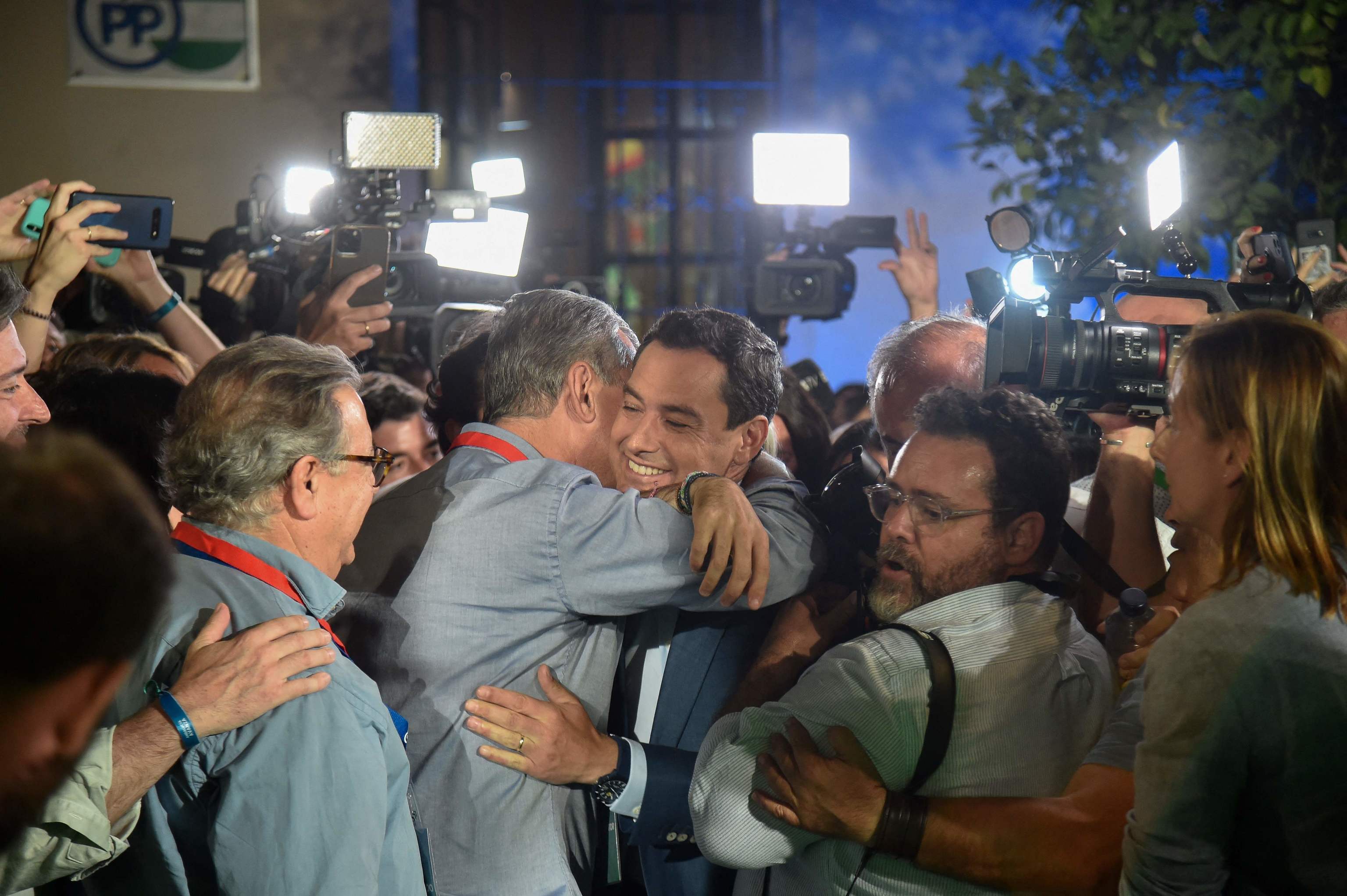 El líder del PP-A y candidato a la reelección, Juanma Moreno, a las puertas de la sede regional.