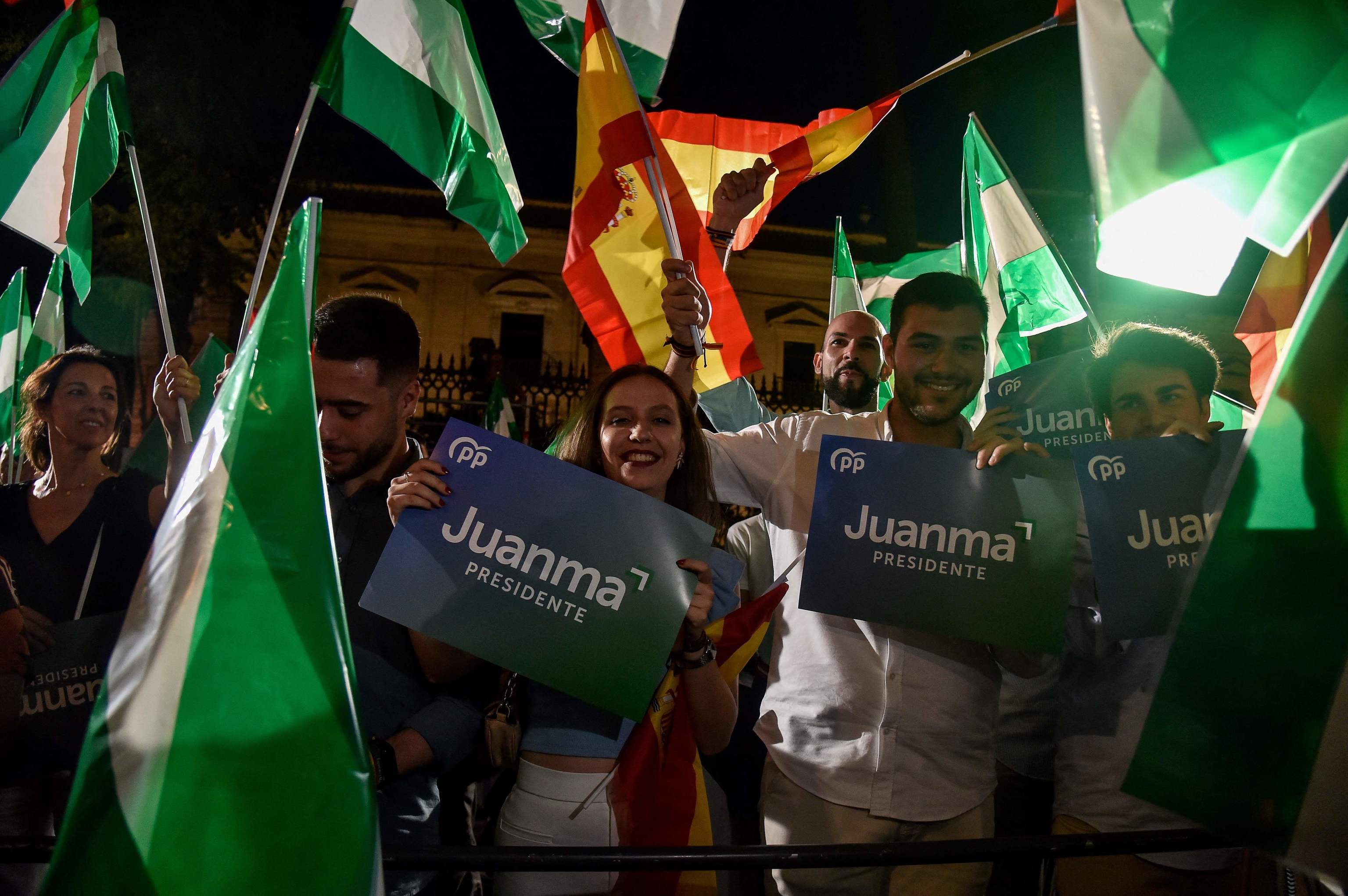 Militantes del PP celebran la victoria en la calle San Fernando de Sevilla.