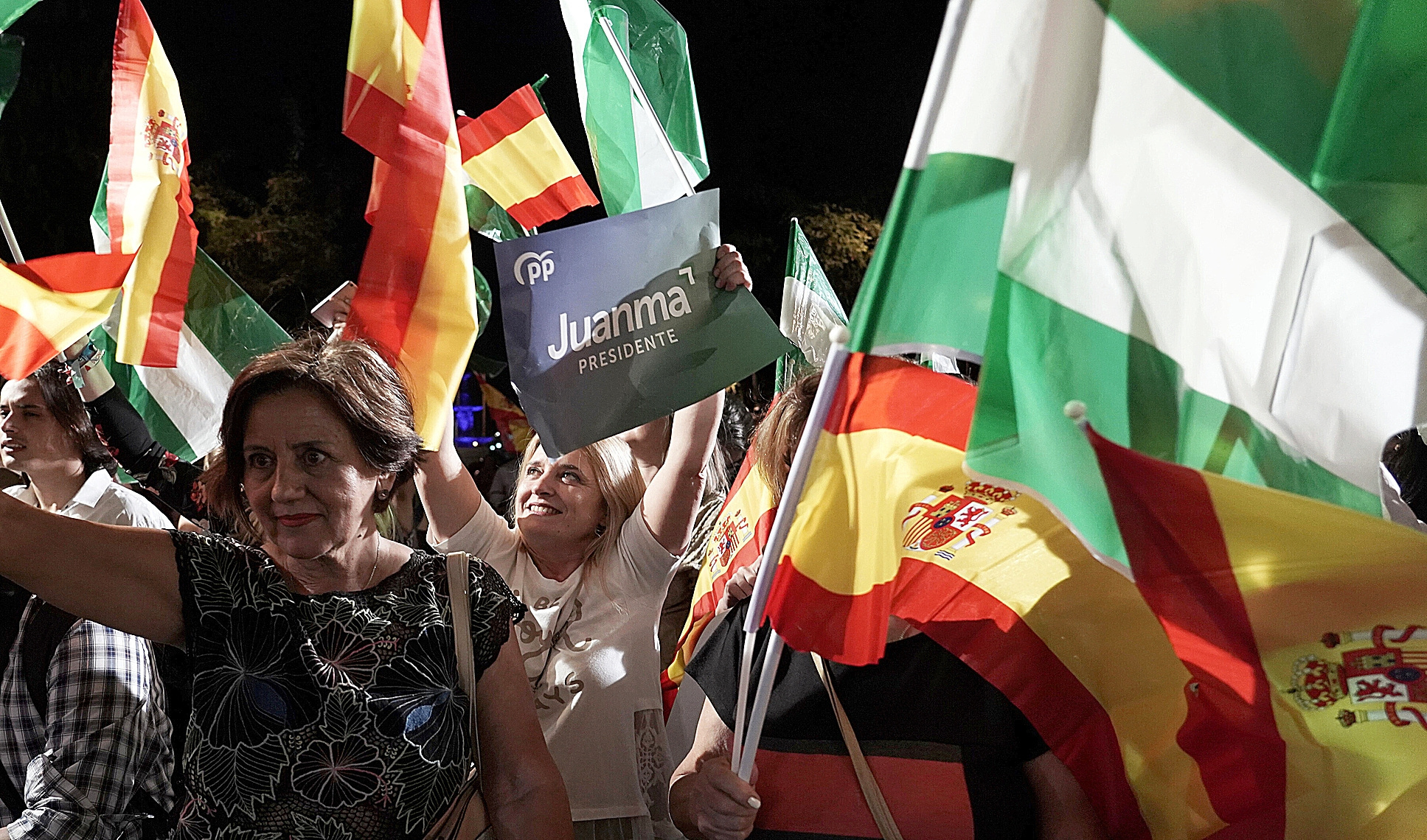 Simpatizantes 'populares' escuchan a Moreno tras la victoria, en la sede del PP-A en la calle San Fernando de Sevilla.