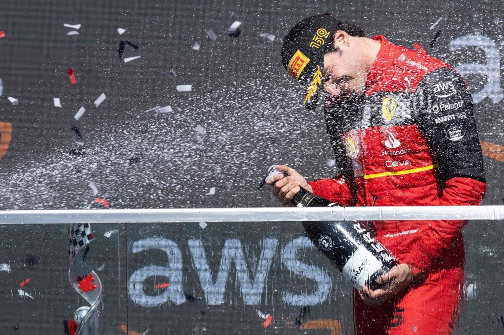 Sainz, baado con champn, en el podio de Montreal.