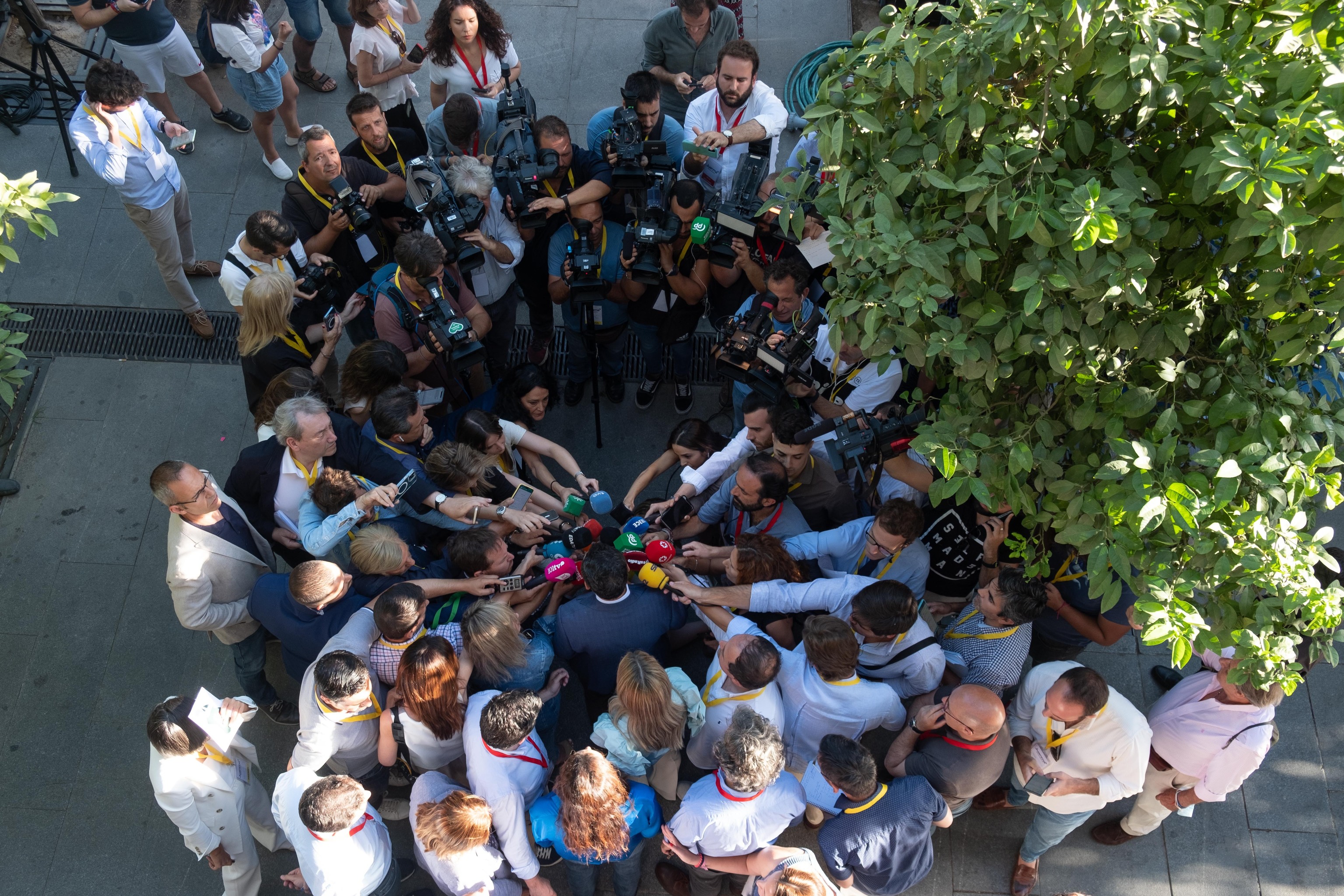 El líder del PP-A, Juanma Moreno, atiende a los periodistas a las puertas de la sede del partido en Sevilla este domingo.
