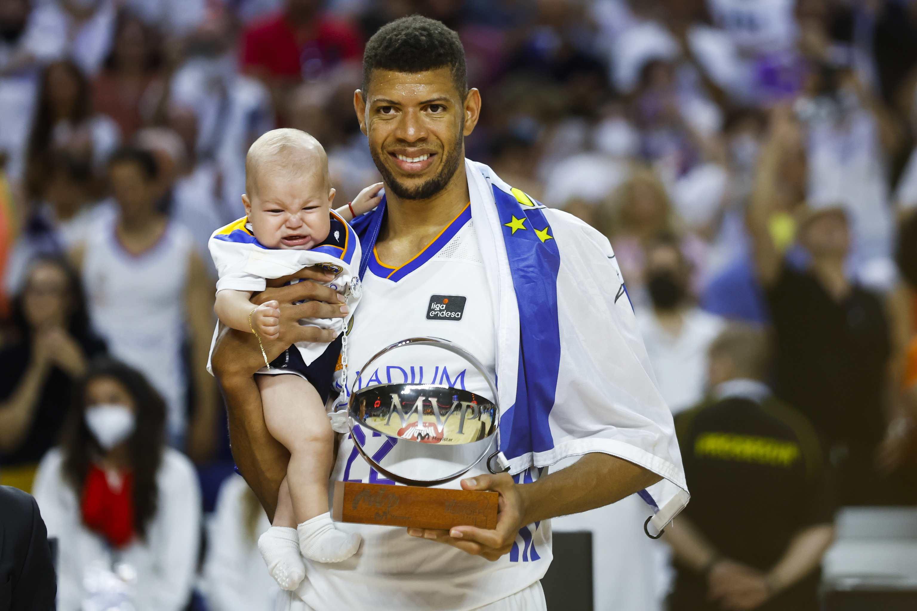 Tavares, con su hijo Samuel en brazo y el trofeo de MVP de la final.