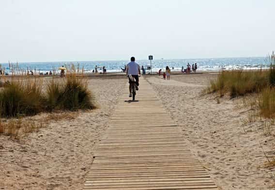 Imagen de la playa del Serradal de Castelln en la poca en la que ostentaba bandera azul.