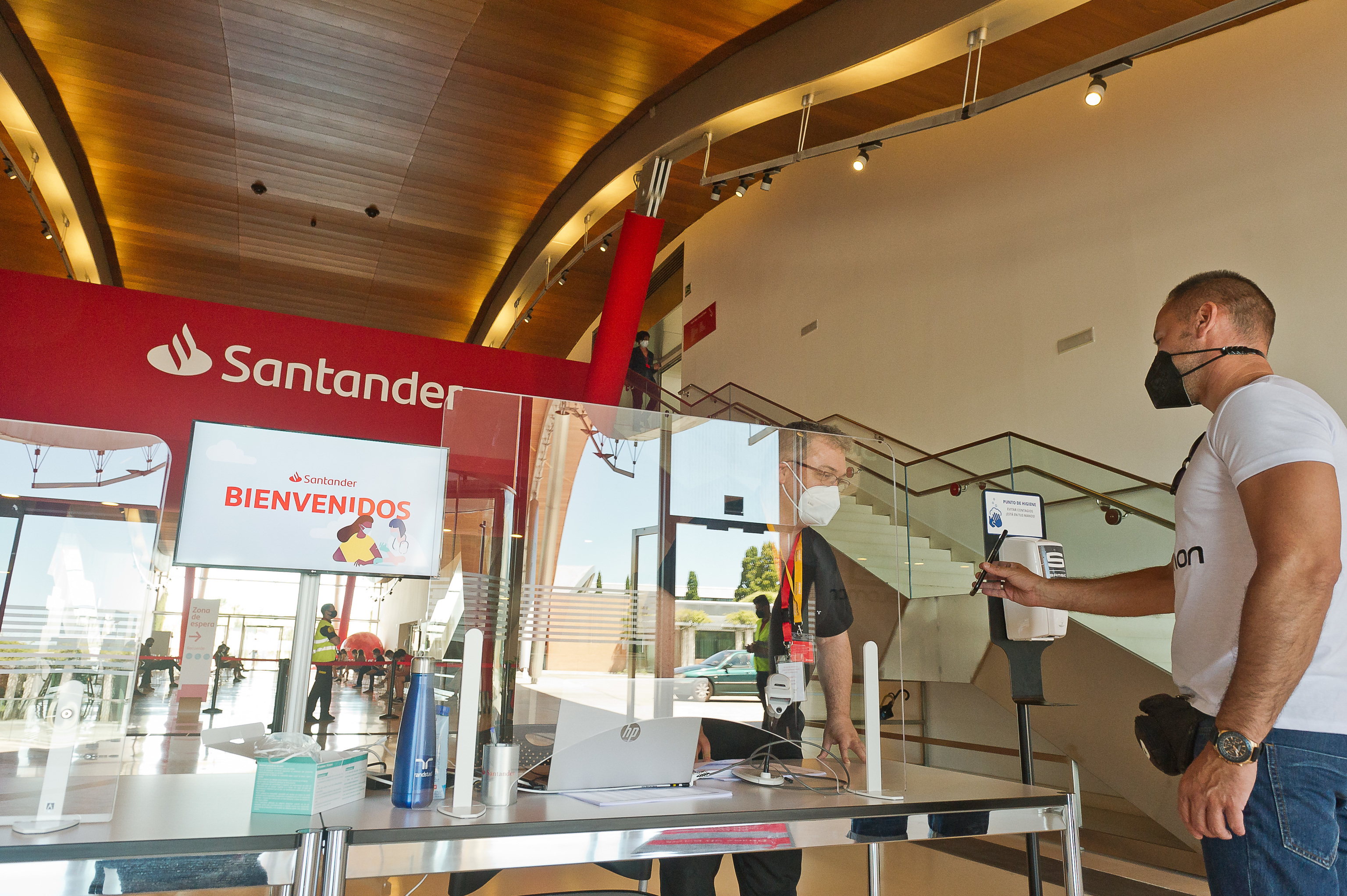 Banco Santander permitirá a su plantilla en España teletrabajar 16 días cada trimestre