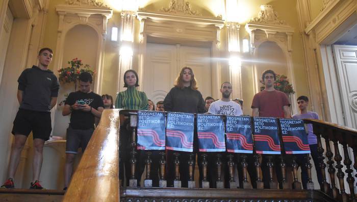 Un grupo de jóvenes encerrados en el Ayuntamiento de Hernani para protestar por el veto a su colectivo en las fiestas locales.