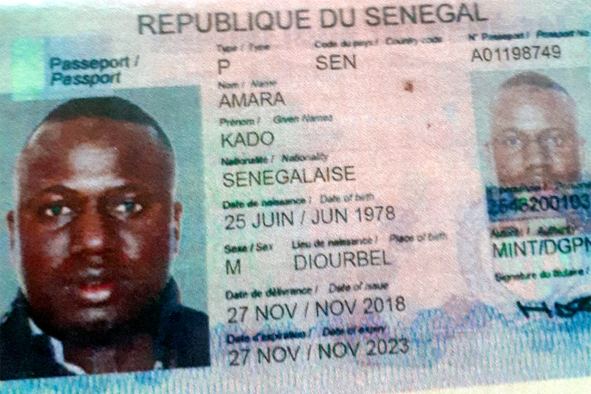Pasaporte con la foto de Omar Ndiaye pero con los datos de identidad de otra persona.