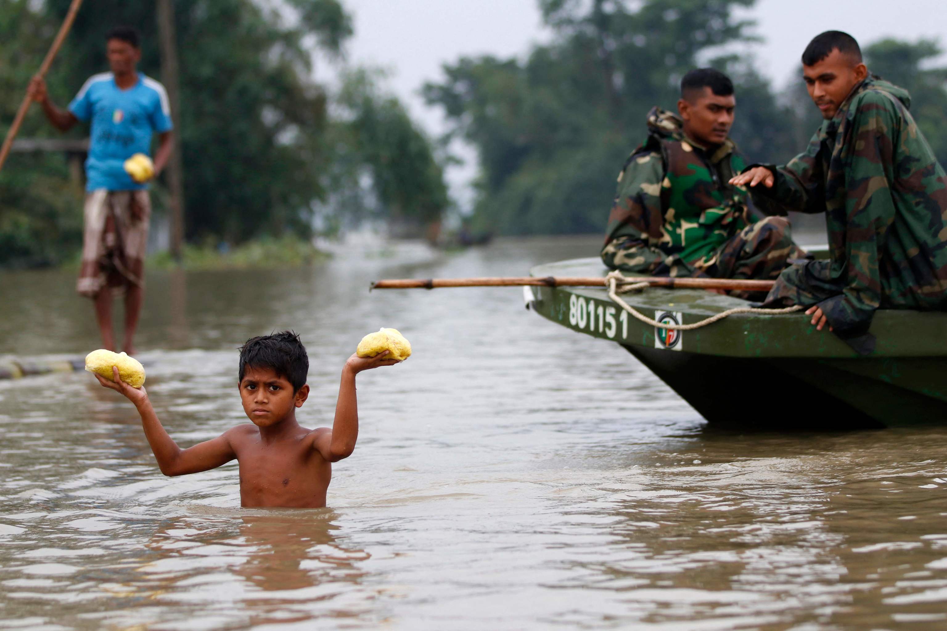 Al menos 100 muertos y millones de afectados por las lluvias en India y Bangladesh
