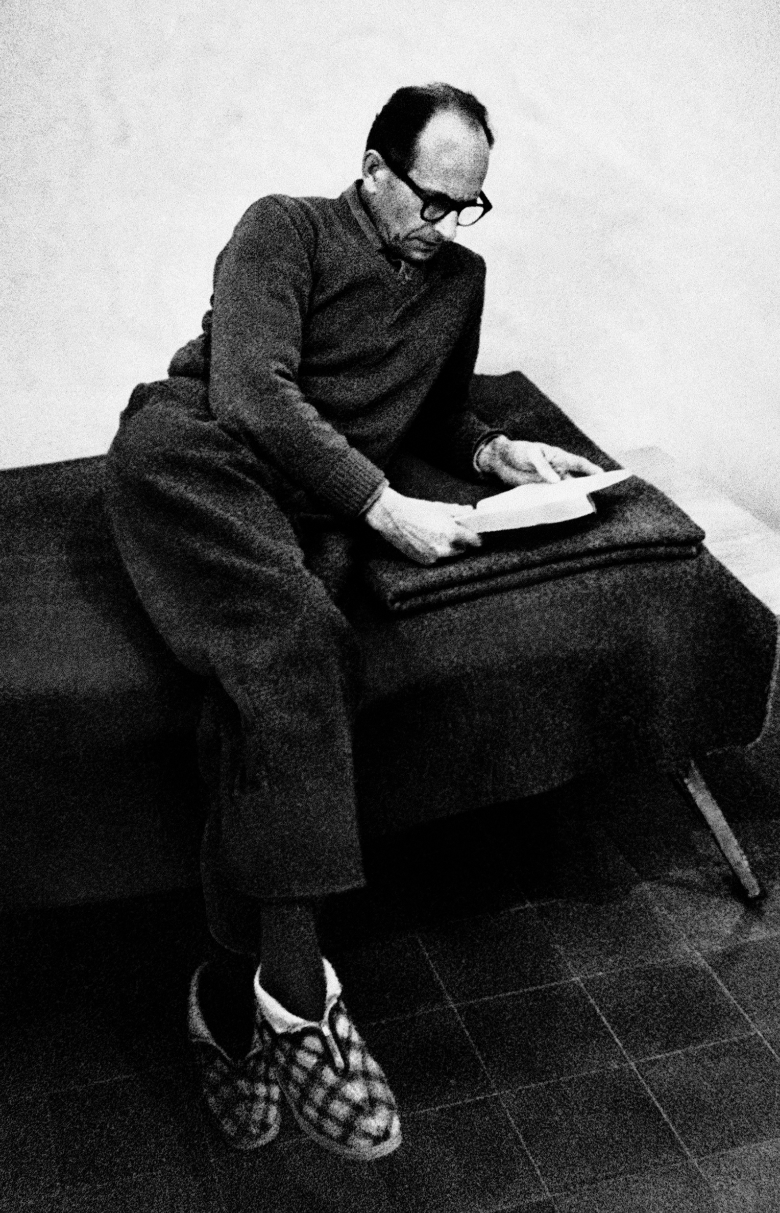Adolf Eichmann, leyendo en su celda de Ramla, Israel.