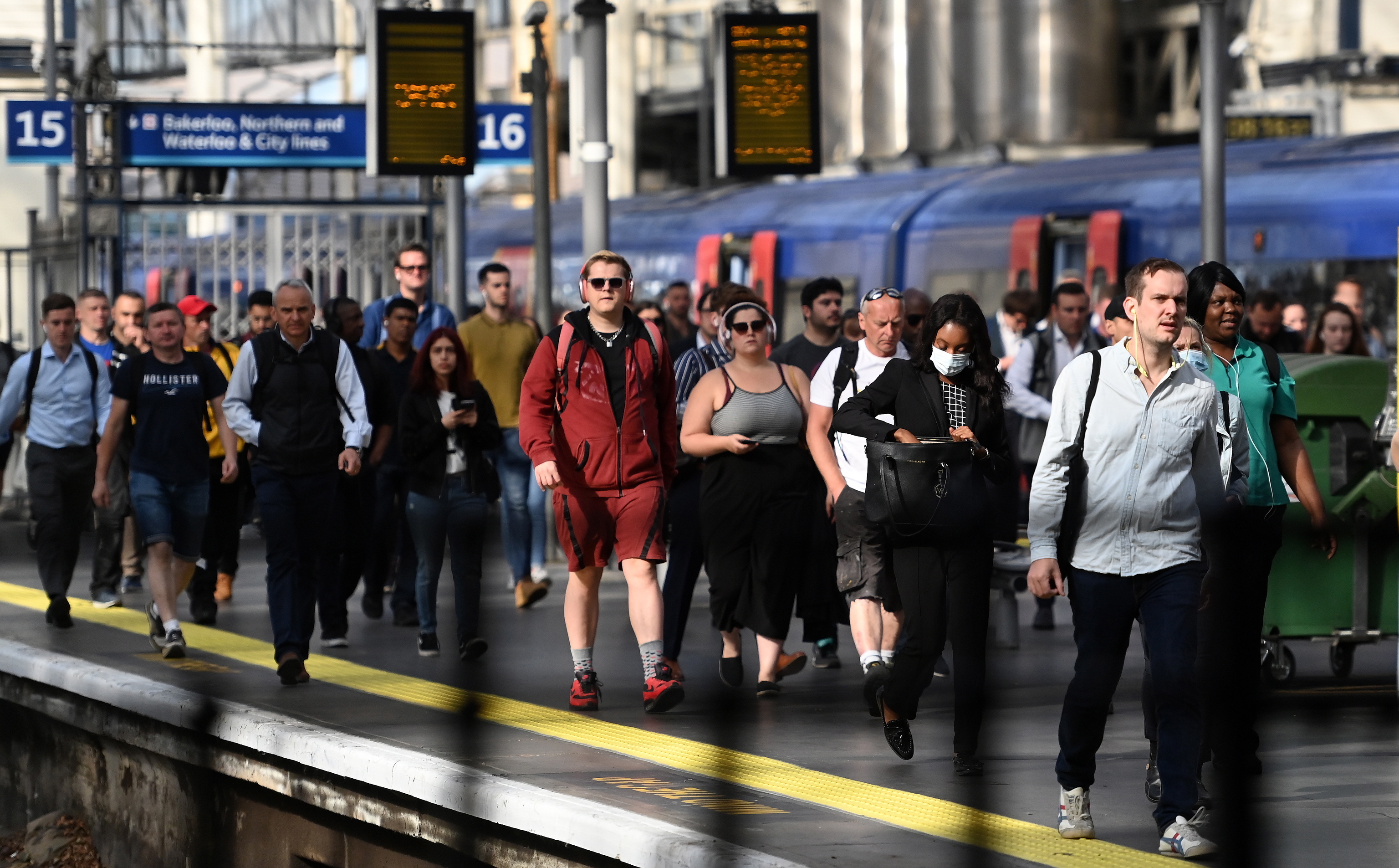 Caos en Reino Unido ante la mayor huelga de trenes en 30 años: millones de pasajeros afectados y colapso en Londres