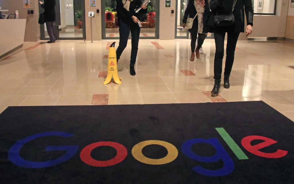 Empleados de Google en la sede de la compañía en París.