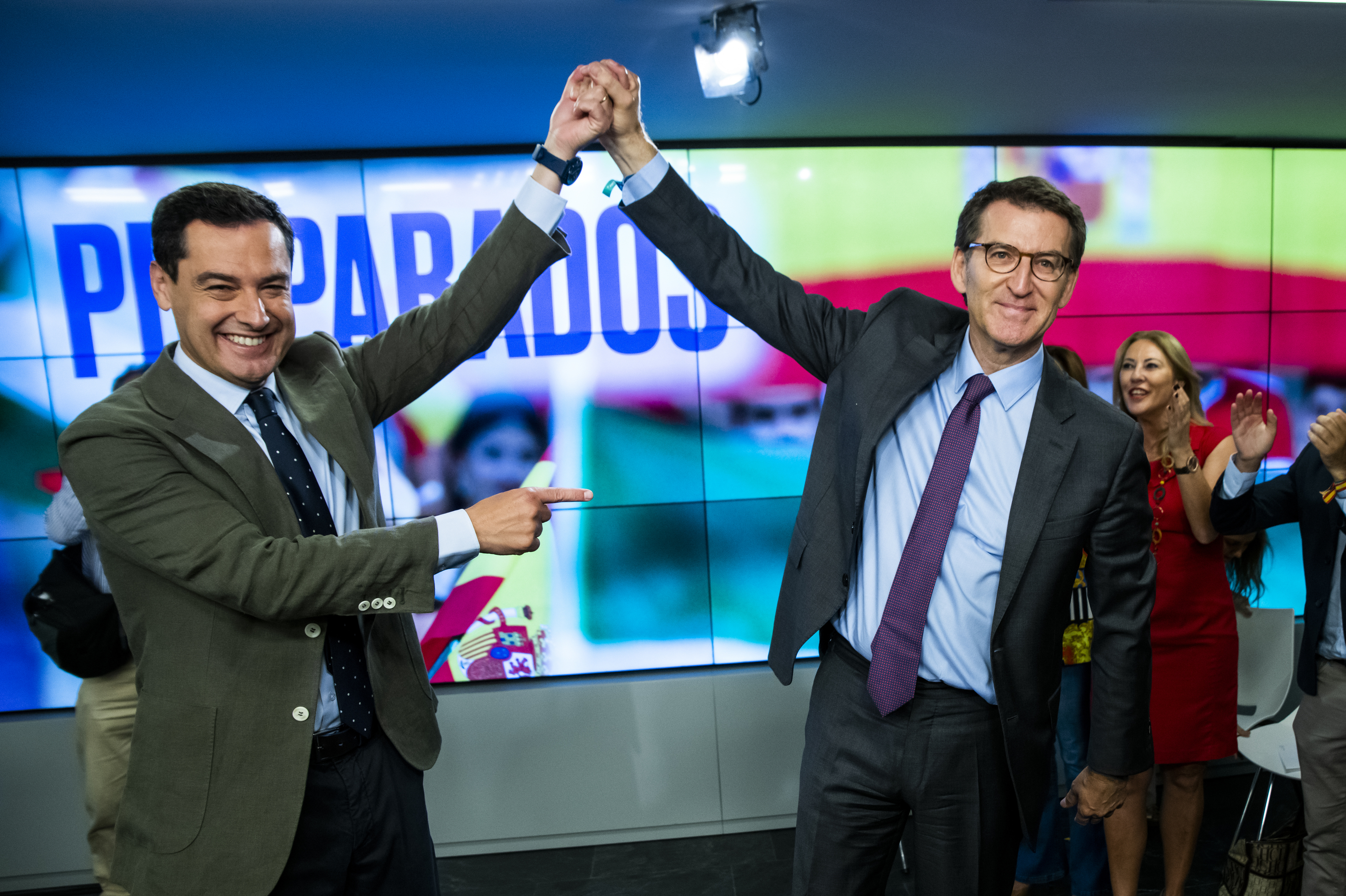 Juanma Moreno y Alberto Nez Feijo celebran la victoria del PP.