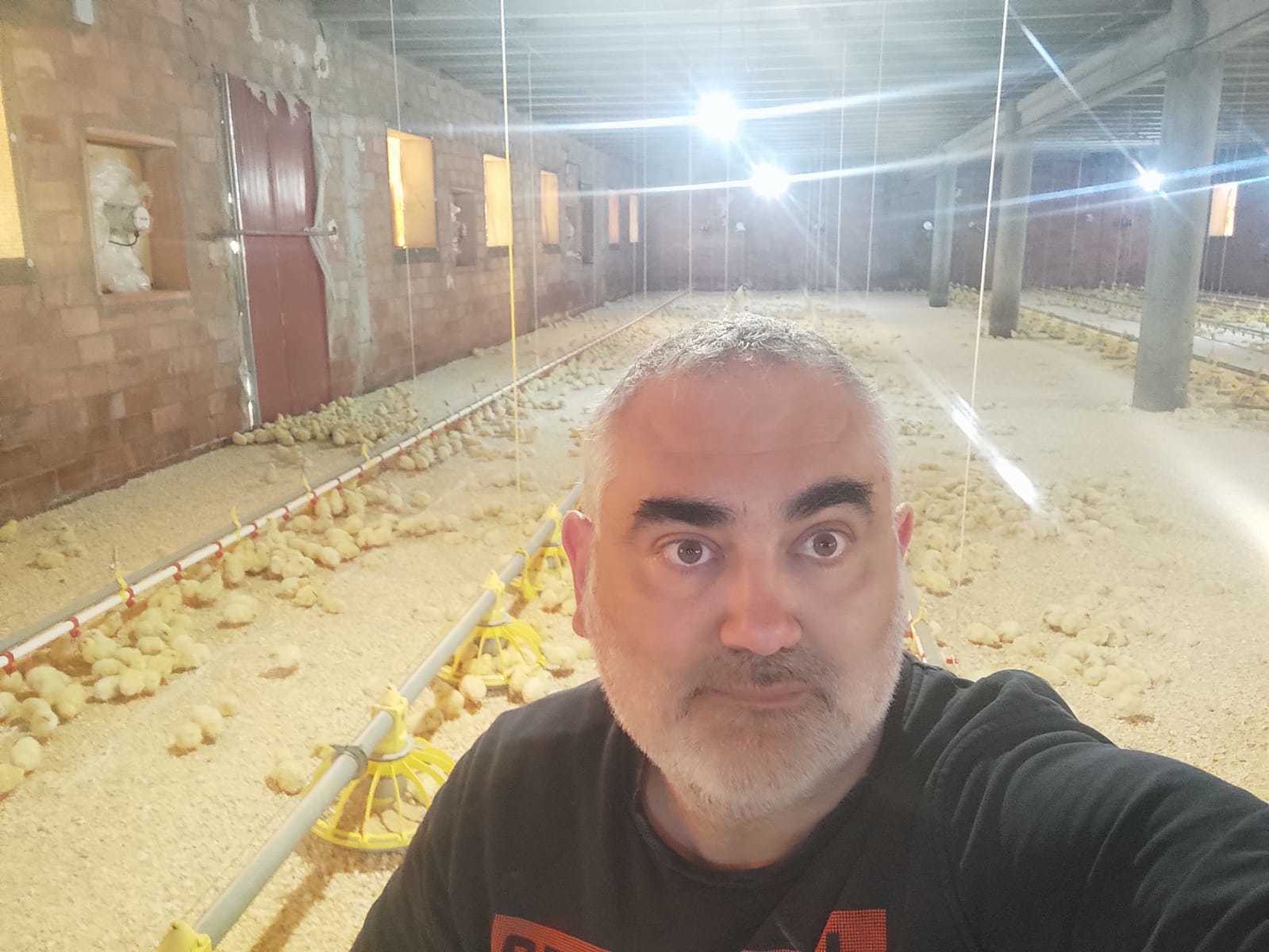 El granjero aragonés Eloy Ureña, en su granja de Fayón (Zaragoza).