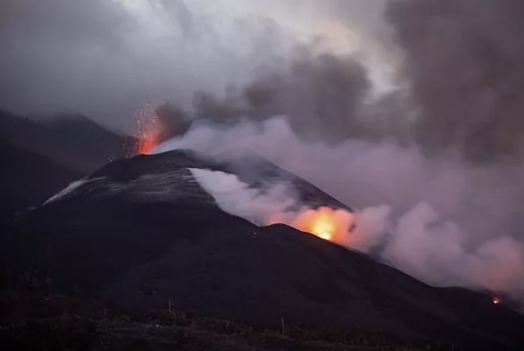 El volcán de La Palma, expulsando ceniza y lava.