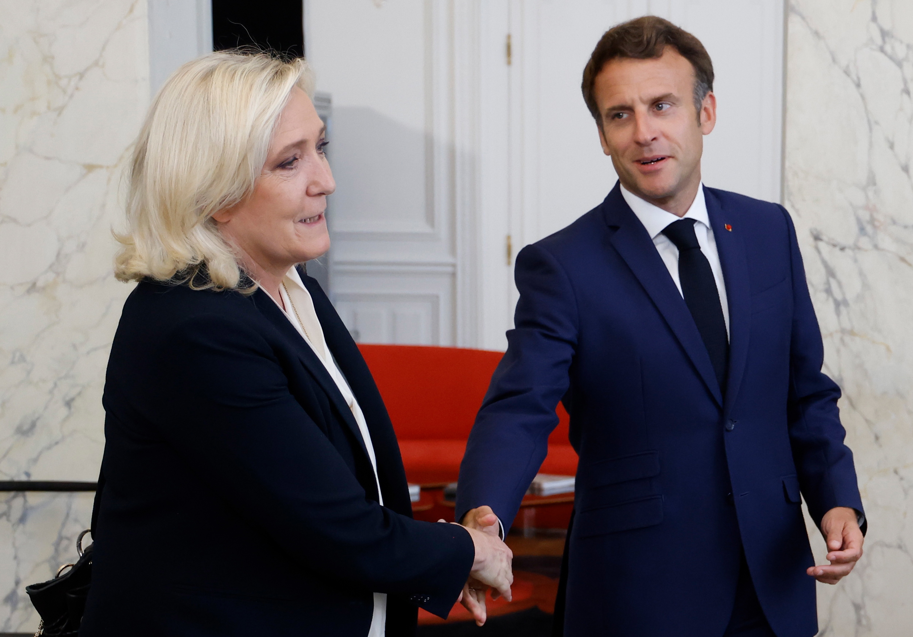 El presidente,  Emmanuel Macron, en el Elíseo con la líder ultraderechista Marine Le Pen