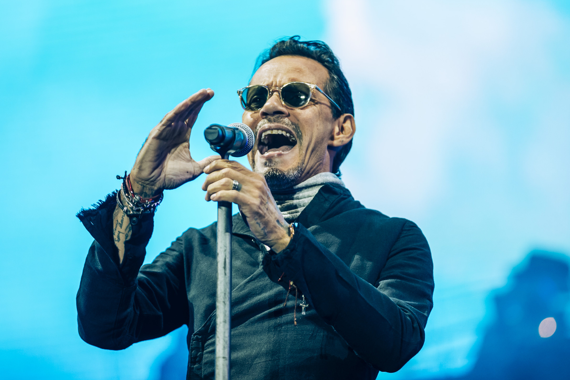 El músico y cantante de origen portorriqueño Marc Anthony, durante el concierto que ha ofrecido hoy domingo en el Monte do Gozo de Santiago de Compostela, incluido en su gira "Pa' lla voy Tour".