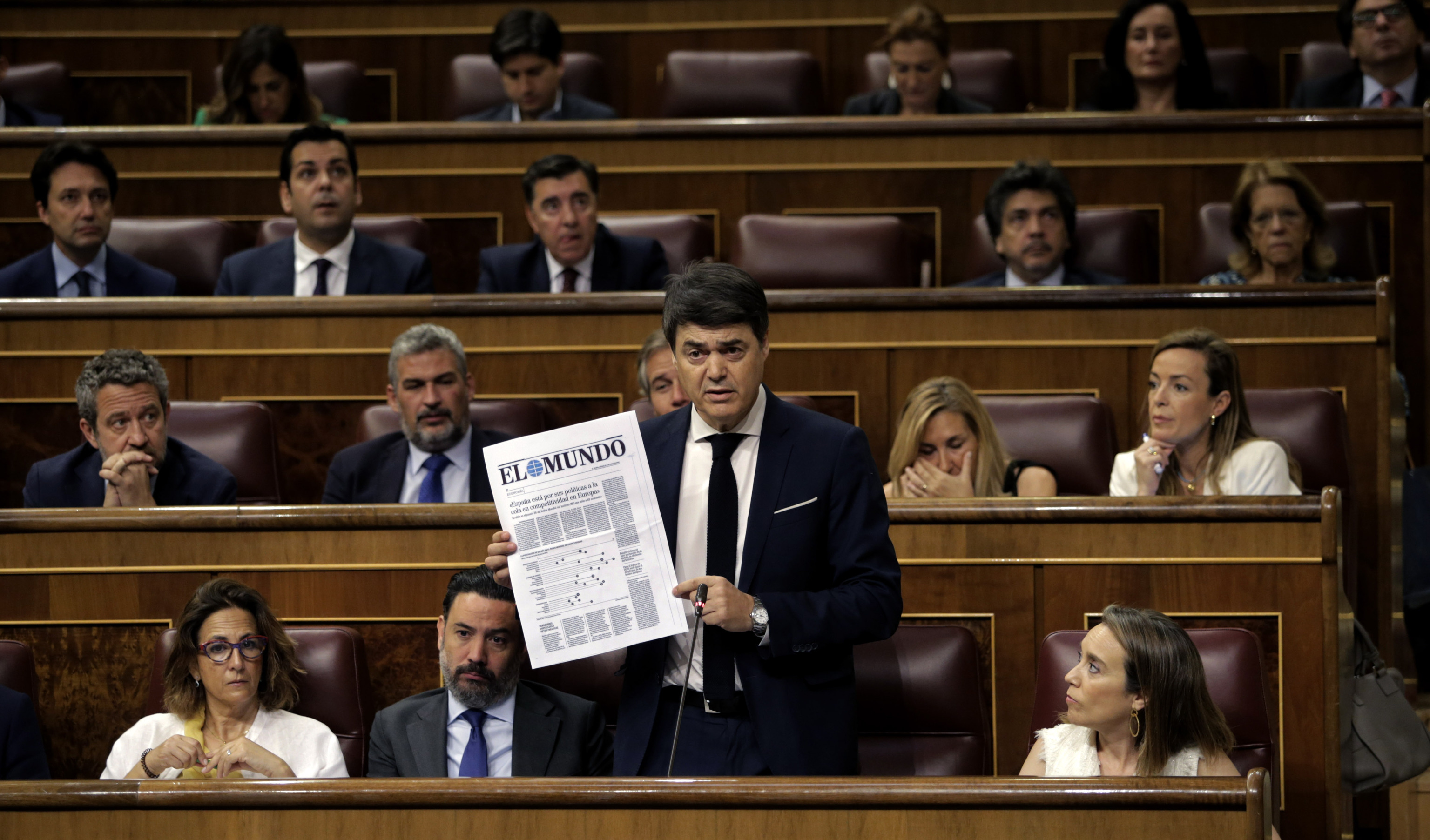 El diputado del PP Carlos Rojas muestra una portada de EL MUNDO durante su intervención.