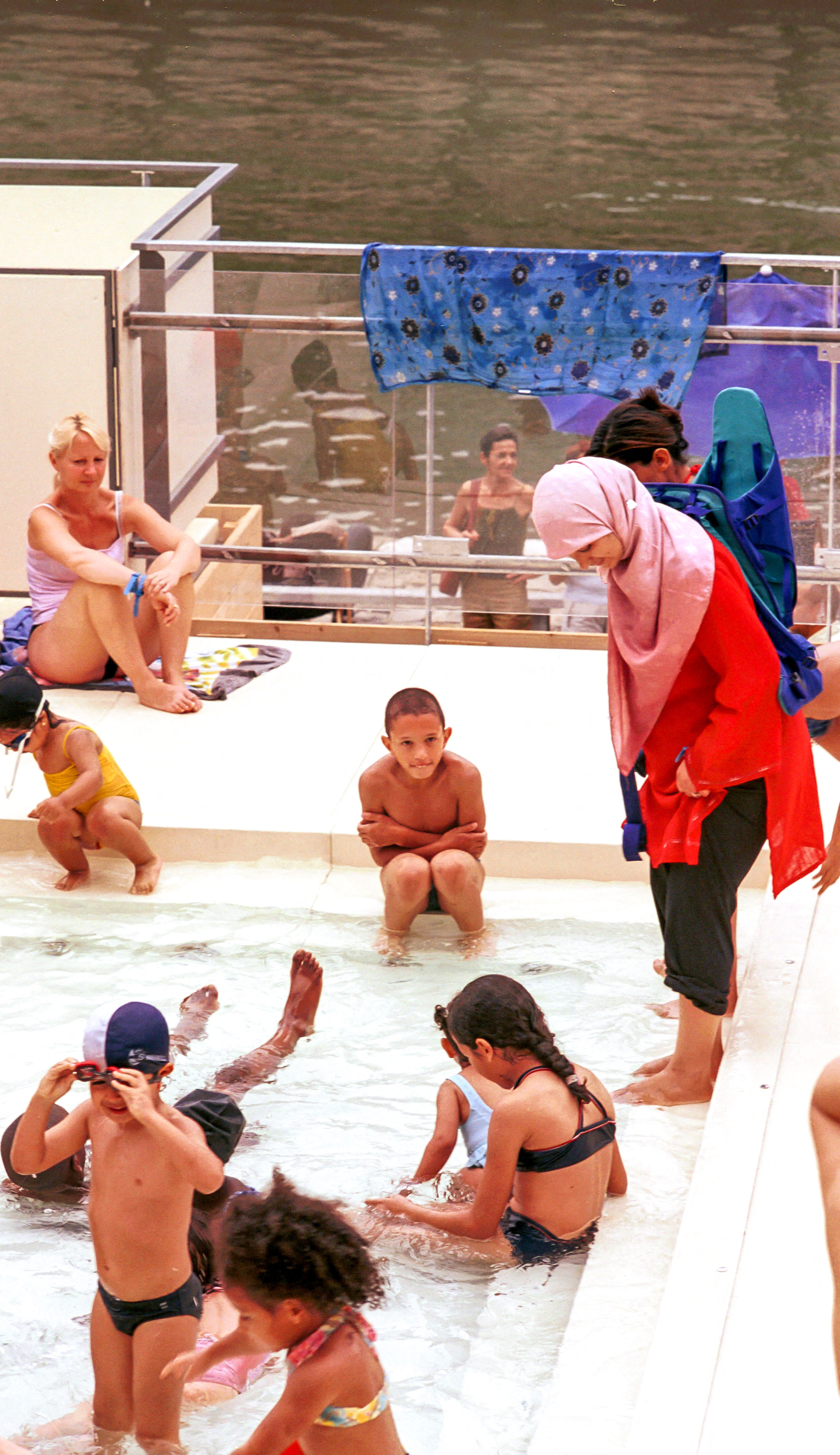 Francia prohíbe el burkini en las piscinas públicas en nombre de la igualdad