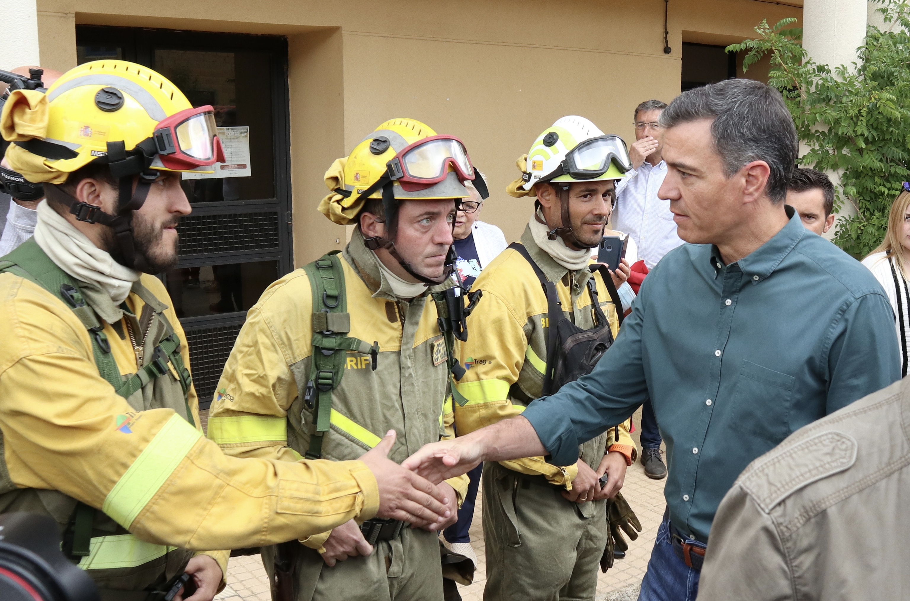 Pedro Sánchez saluda a los bomberos que han trabajado en la extinción del incendio.