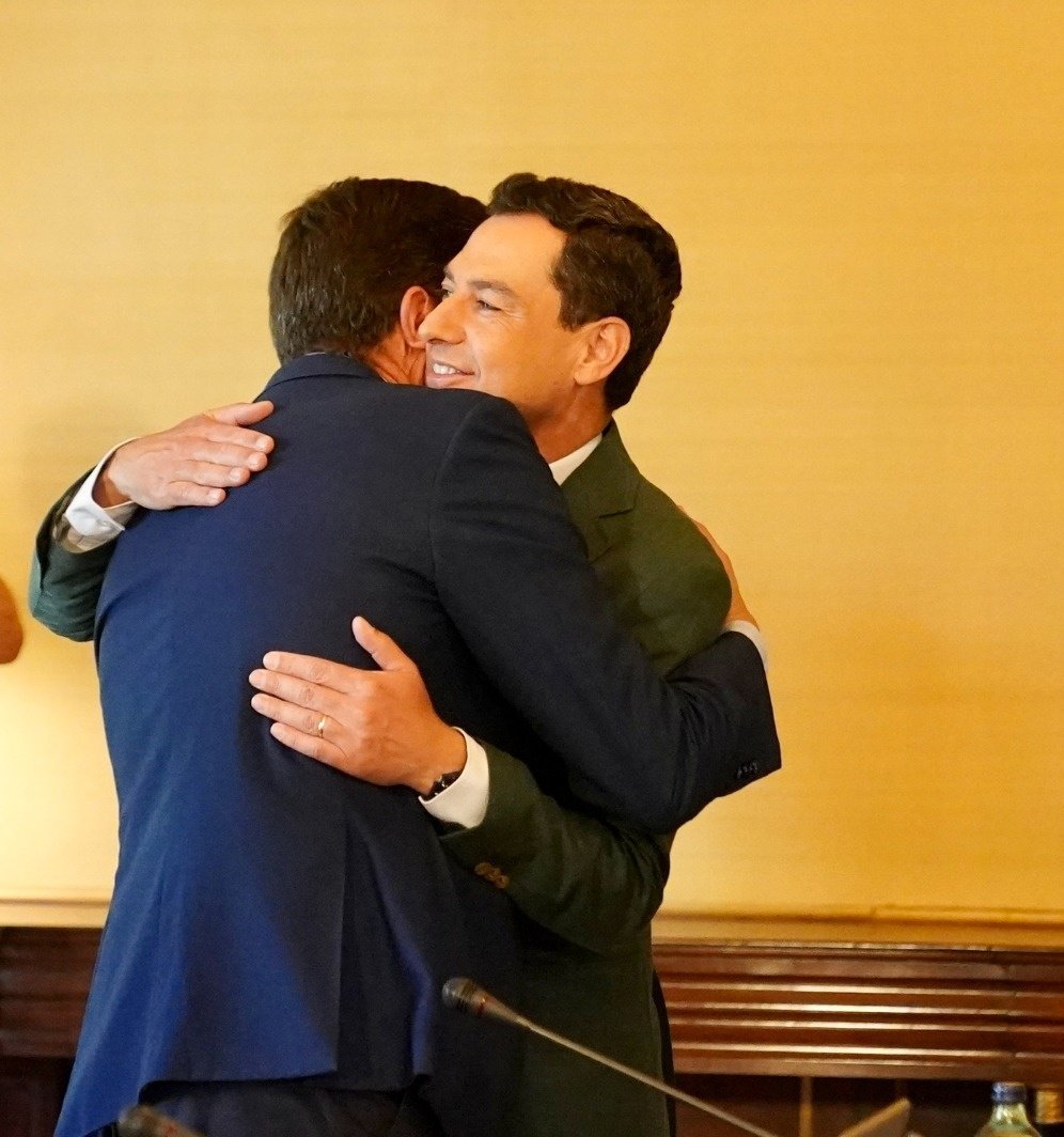 Juanma Moreno y Juan Marín se dan un abrazo en el primer consejo de gobierno tras las elecciones del 29-J.