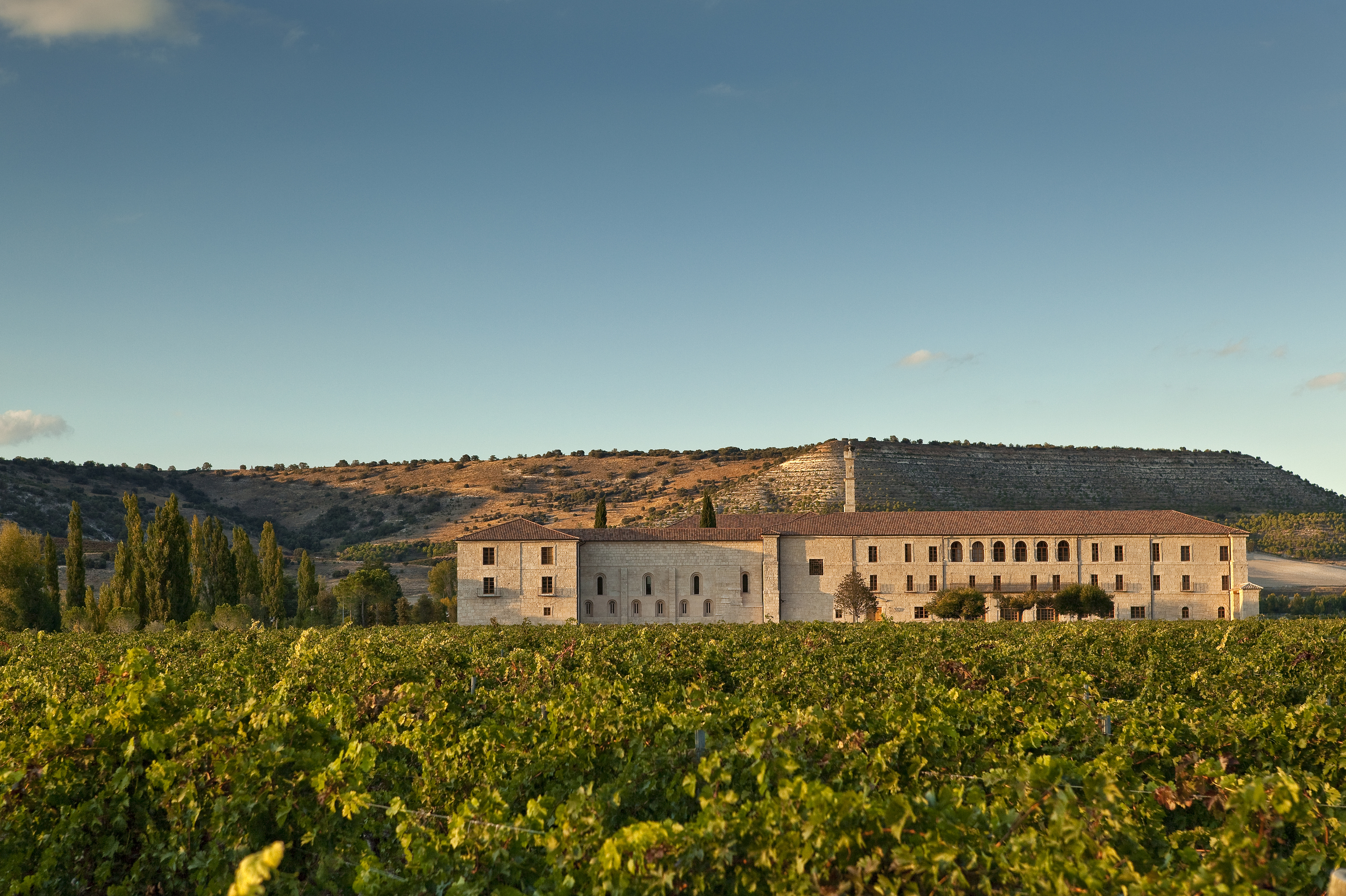 El antiguo convento se erige entre viñedos y a orillas del Duero, en Valladolid.
