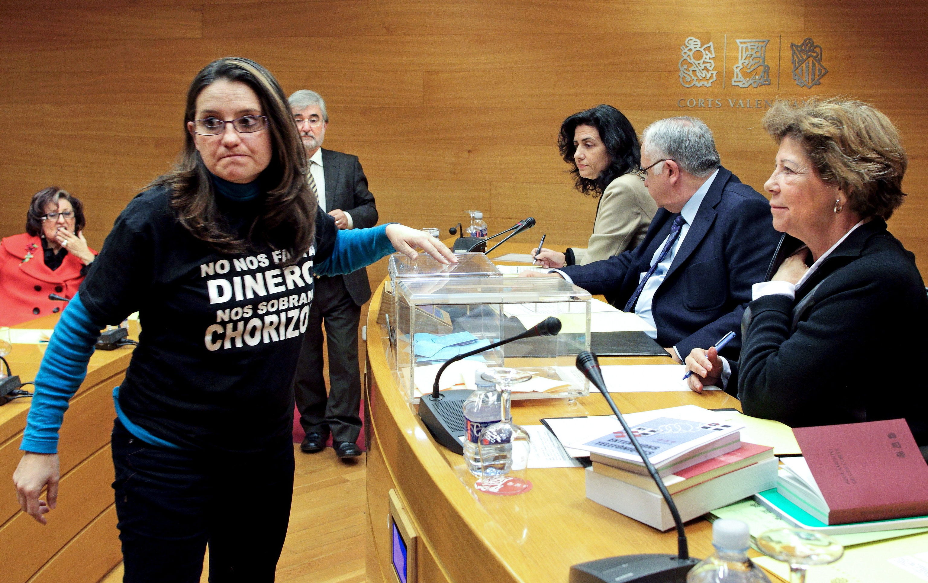 Oltra, votando la comisión de investigación del caso Emarsa que había instruido Vicente Ríos.