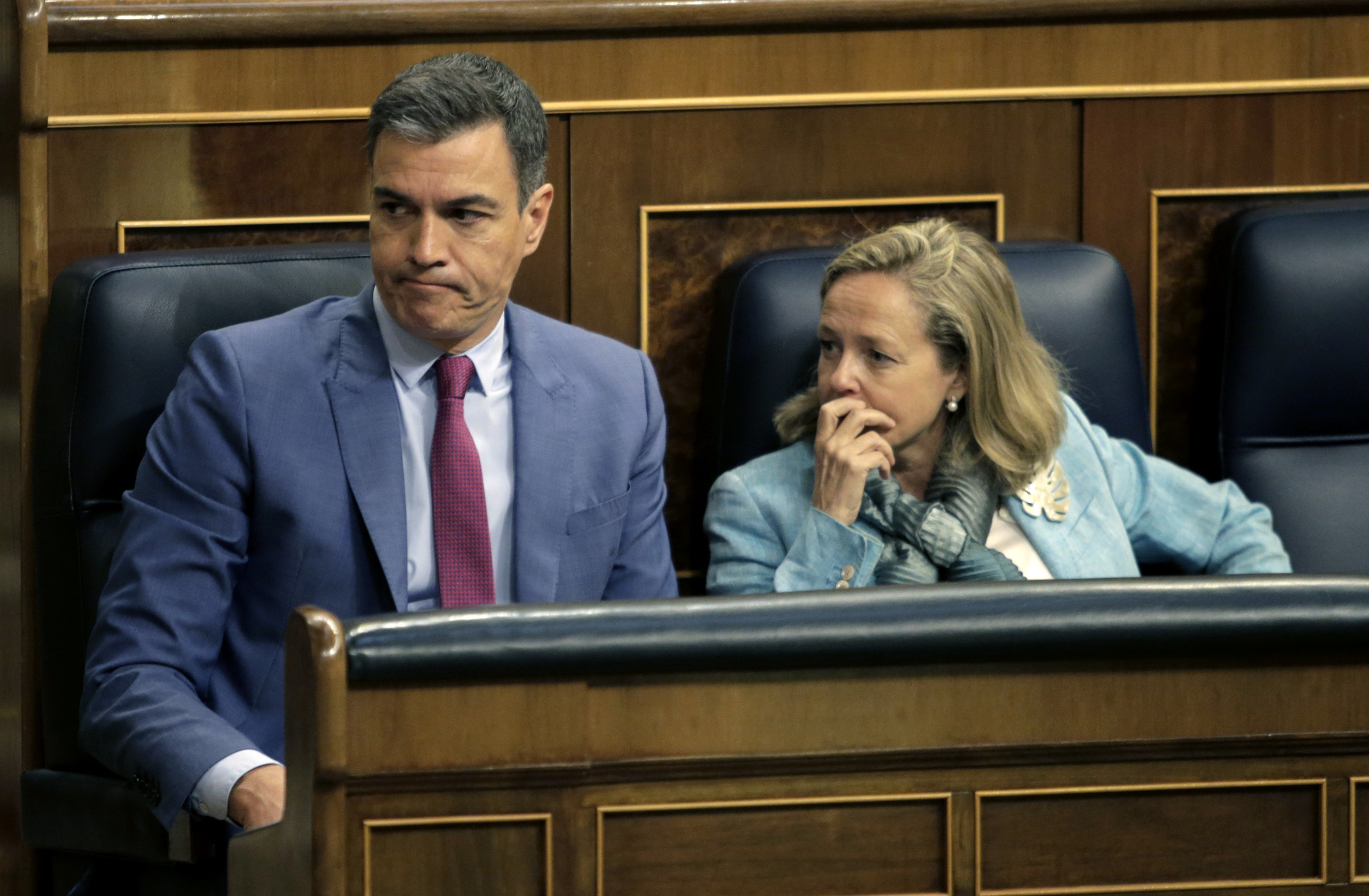 Pedro Sánchez, junto a Nadia Calviño en el Congreso.