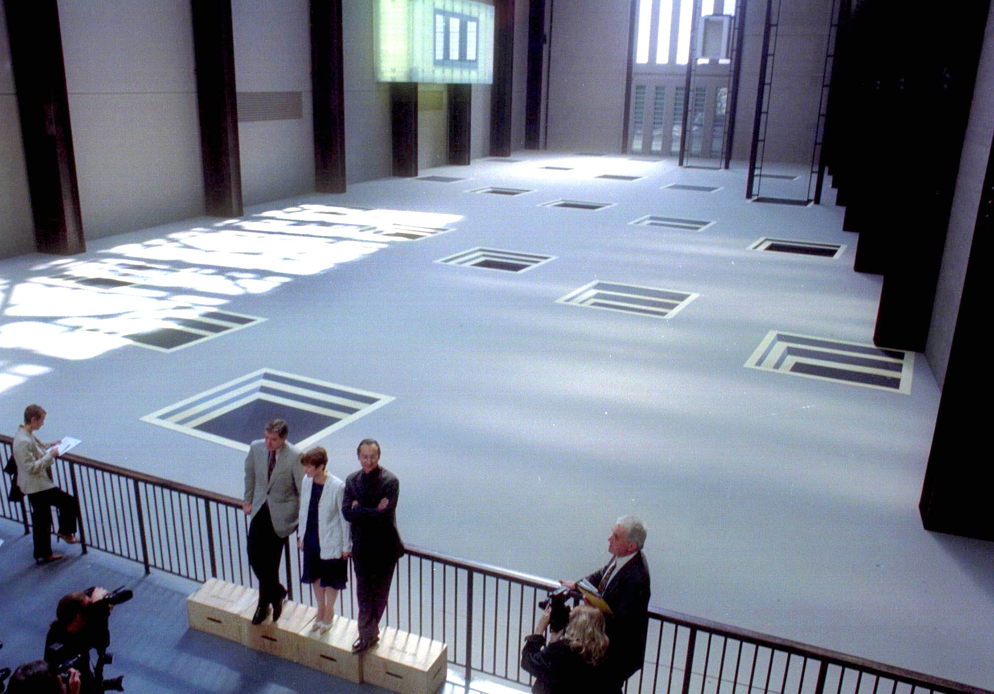 En junio de 2001 Juan Muoz inaugur 'Double Bind' en la Sala de Turbinas de la Tate.